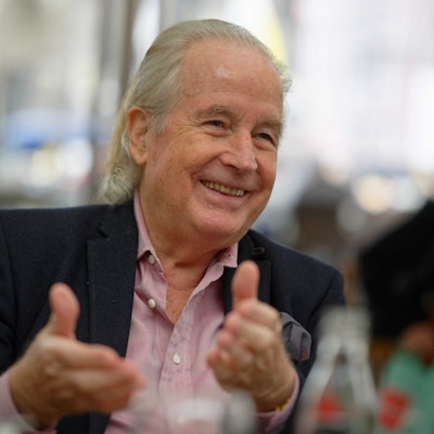 10.06.2020, Nordrhein-Westfalen, Köln: Max Schautzer sitzt bei einem Interview in einem Cafe.