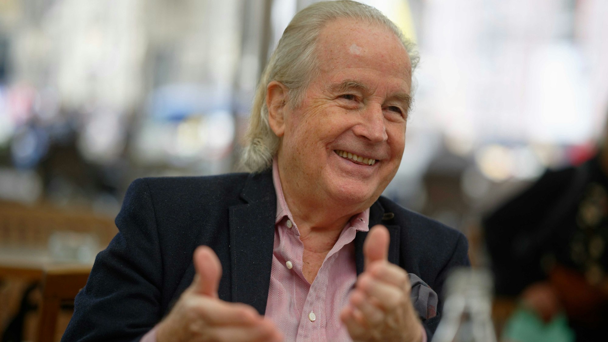 10.06.2020, Nordrhein-Westfalen, Köln: Max Schautzer sitzt bei einem Interview in einem Cafe.