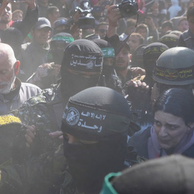 30.01.2025, Palästinensische Gebiete, Chan Junis: Die Deutsch-Israelin Arbel Yahud (vorn r.), die seit dem 7. Oktober 2023 von der Hamas im Gazastreifen als Geiseln festgehalten wurde, wird von Kämpfern der Hamas und des Islamischen Dschihad eskortiert, als sie dem Roten Kreuz übergeben werden. Foto: Abdel Kareem Hana/AP/dpa +++ dpa-Bildfunk +++