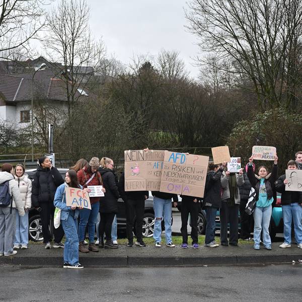 Protest gegen AfD-Stand auf dem Parkplatz am Schulzentrum