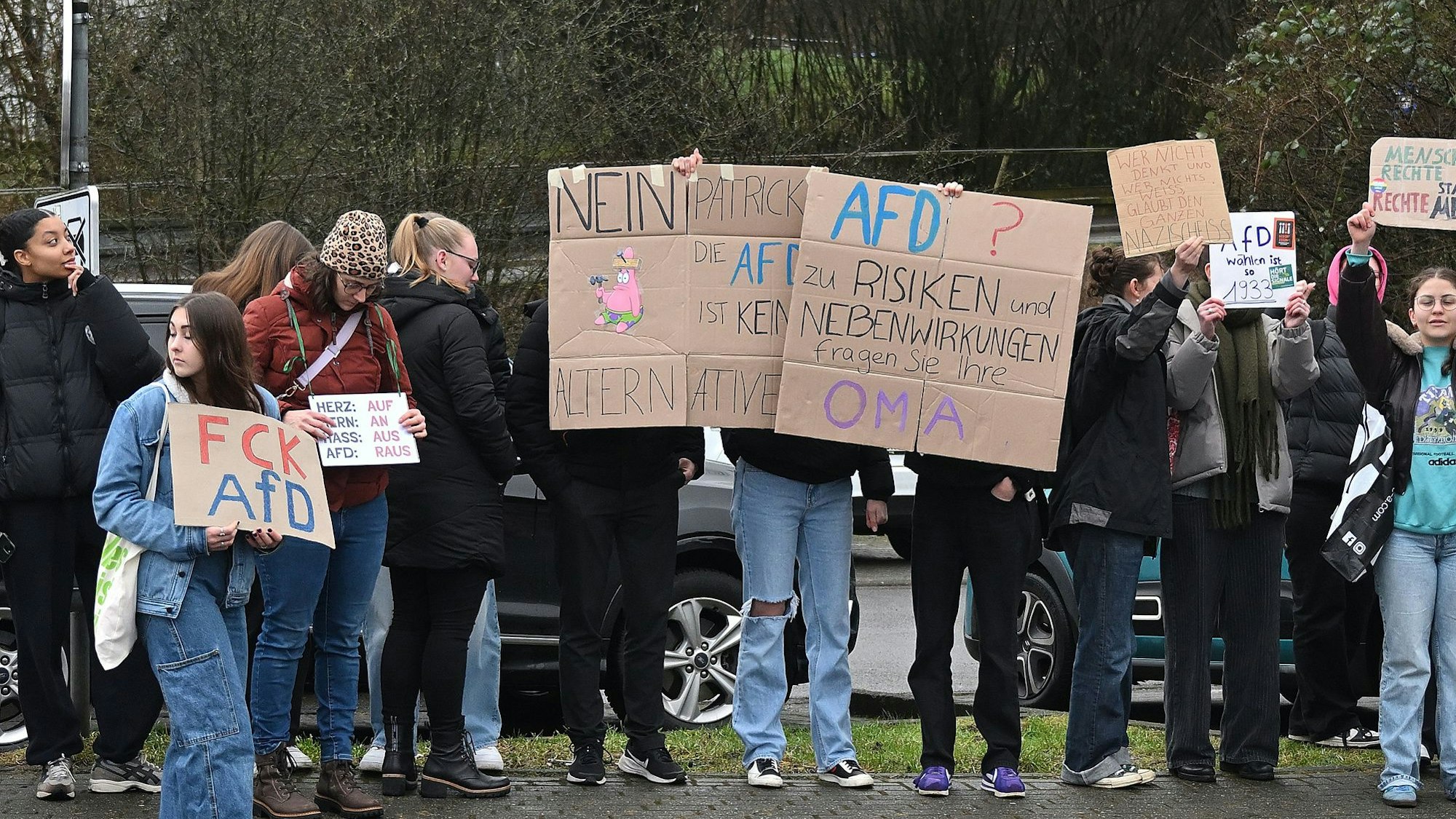 Protest gegen AfD-Stand auf dem Parkplatz am Schulzentrum