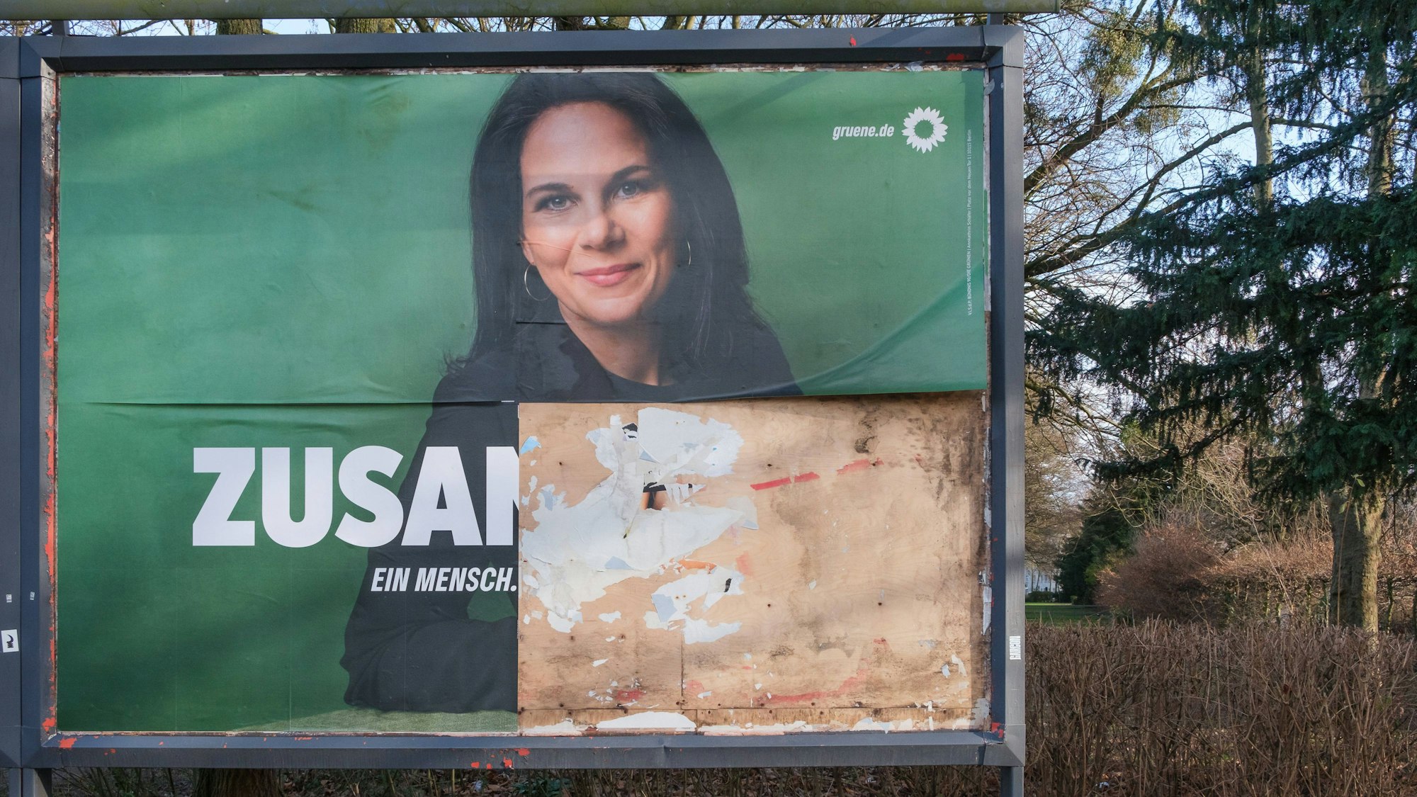 Wahlplakat in Köln zur Wahl zum 21. Deutschen Bundestag am 23. Februar 2025. Zerstörtes Plakat von Annalena Baerbock, Kandidatin von Die Grünen