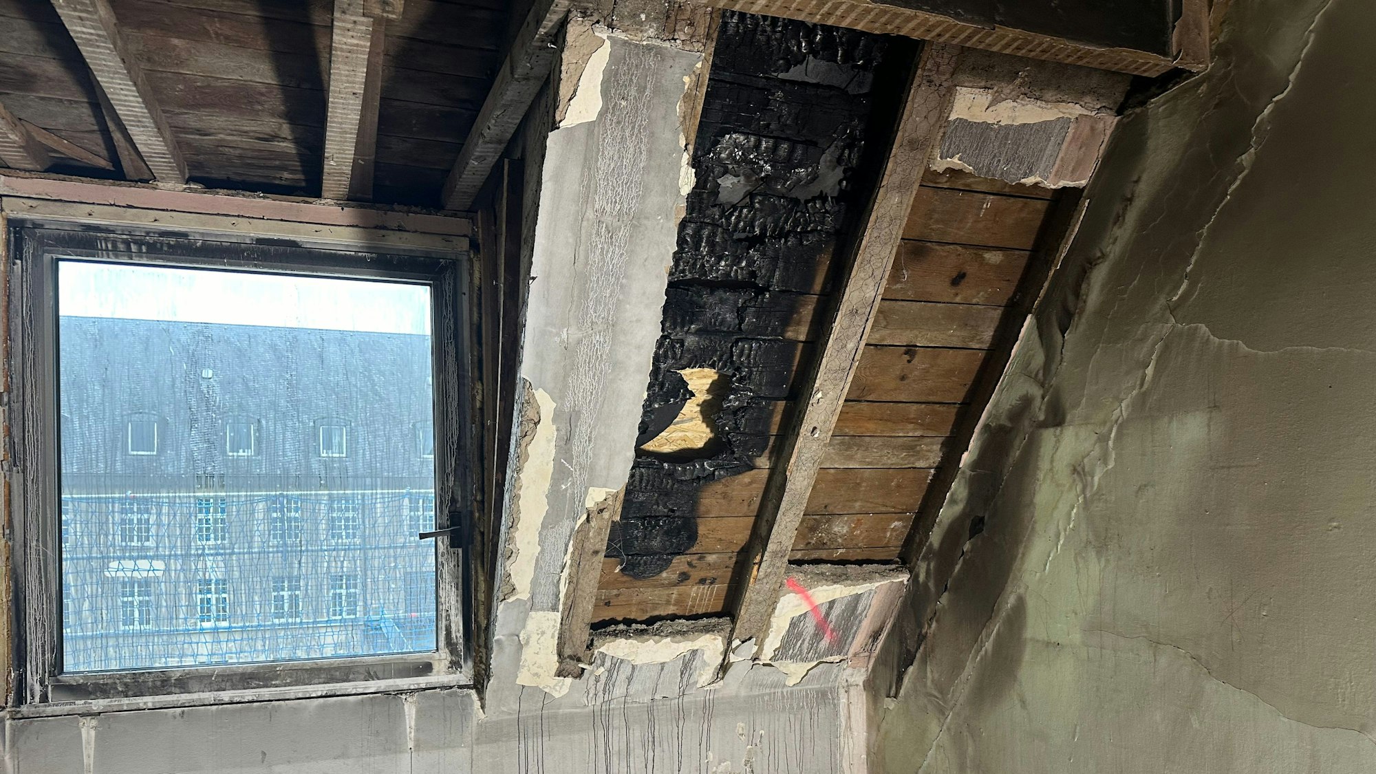 Bei den Sanierungsarbeiten im Kloster der Steyler Missionare gibt es Probleme mit dem Dachstuhl.