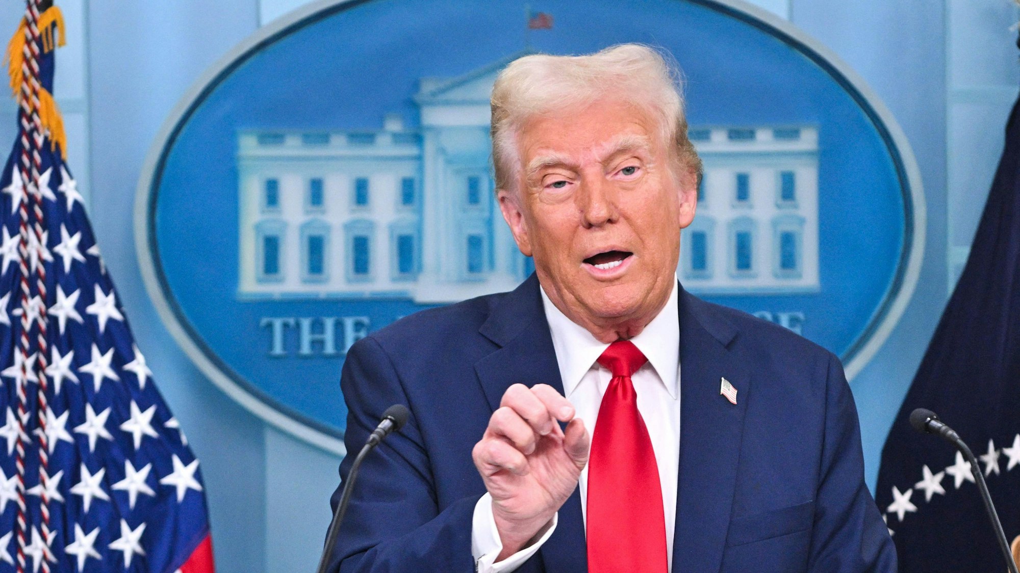 US-Präsident Donald Trump spricht bei einer Pressekonferenz über die Kollision zwischen einem Helikopter und einer Maschine der American Airlines, bei der wahrscheinlich alle Passagiere ums Leben gekommen sind.