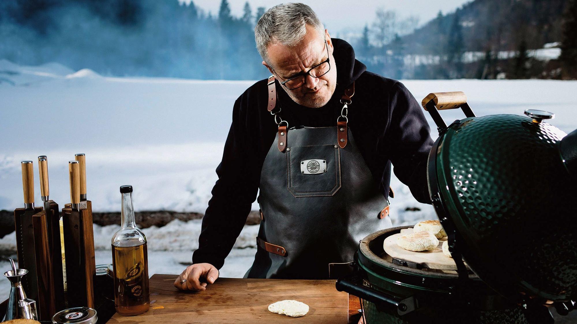 Tom Heinzle beim Grillen im Winter. Er liebt das Gefühl der Ruhe beim Grillen in der Kälte. ACHTUNG: Foto nur zur redaktionellen Verwendung im Zusammenhang mit dem genannten Text und nur bei vollständiger Nennung des vorstehenden Credits.