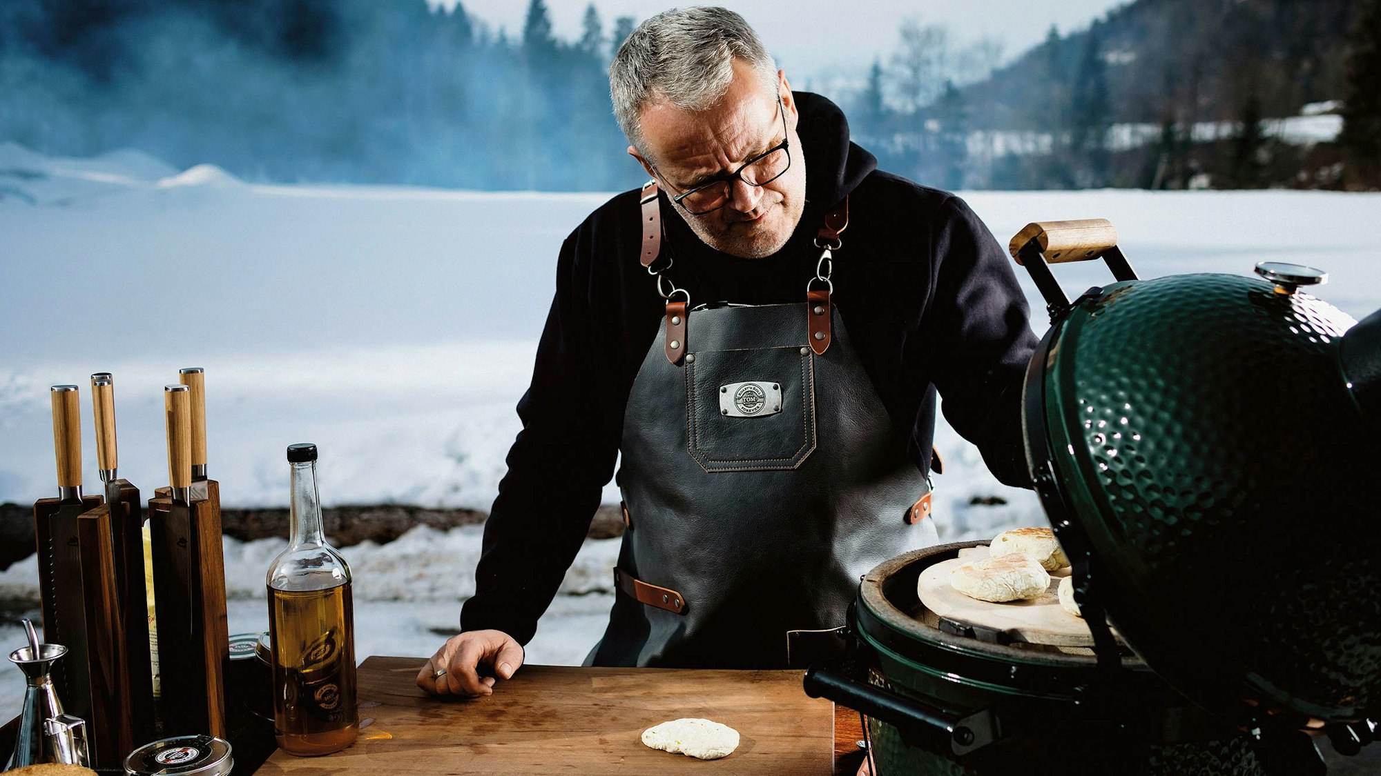 Tom Heinzle beim Grillen im Winter. Er liebt das Gefühl der Ruhe beim Grillen in der Kälte. ACHTUNG: Foto nur zur redaktionellen Verwendung im Zusammenhang mit dem genannten Text und nur bei vollständiger Nennung des vorstehenden Credits.