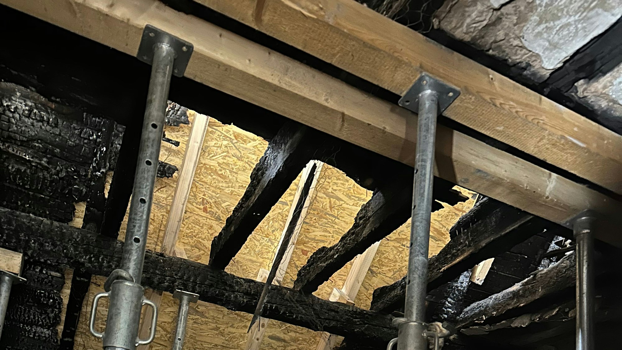 Teile des Dachstuhles wurden nach dem Brand provisorisch gesichert.