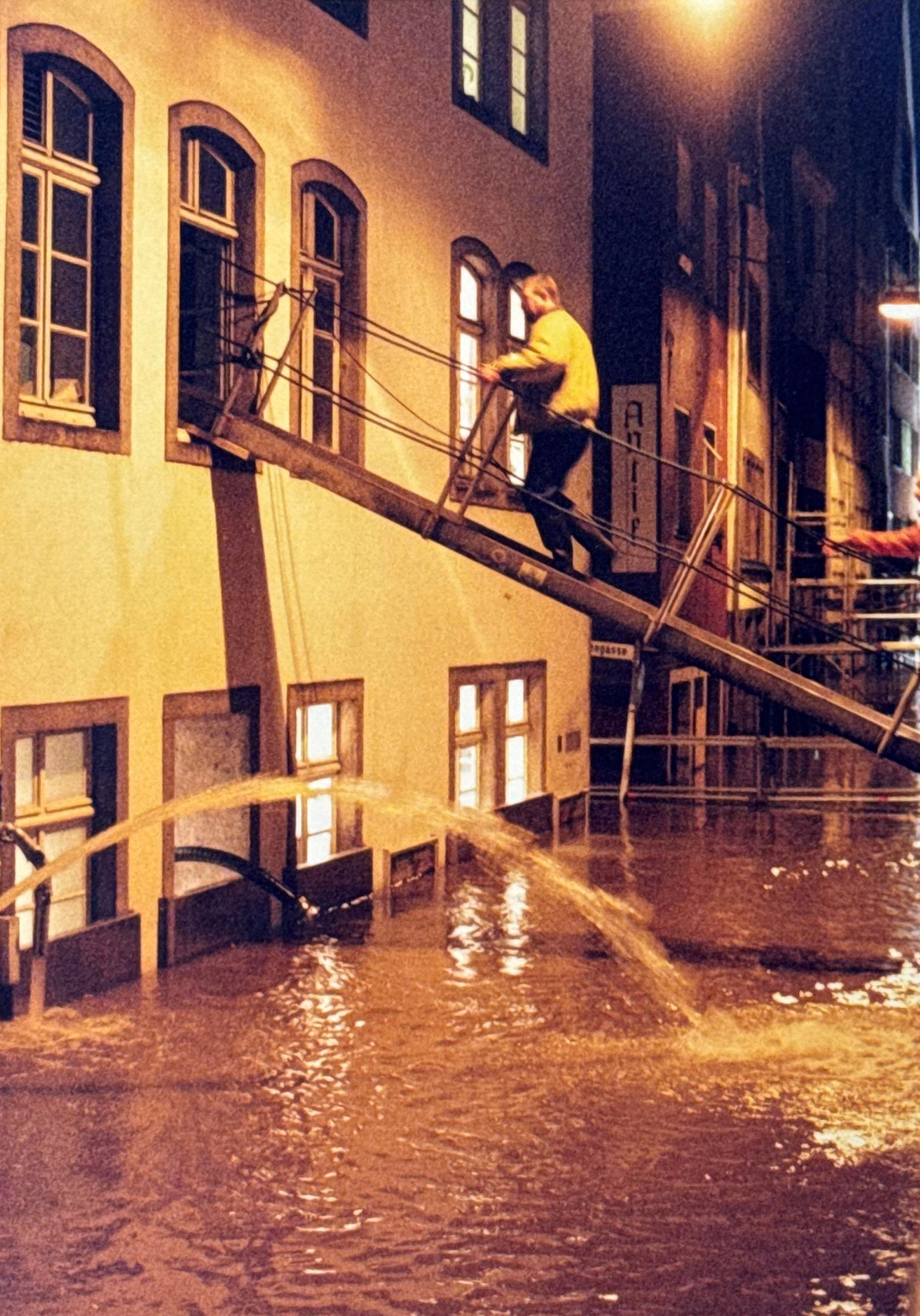 30.01.1995, Köln: Hochwasser in der Altstadt in der Nacht bzw. Dunkelheit. Foto: Peter Rakoczy