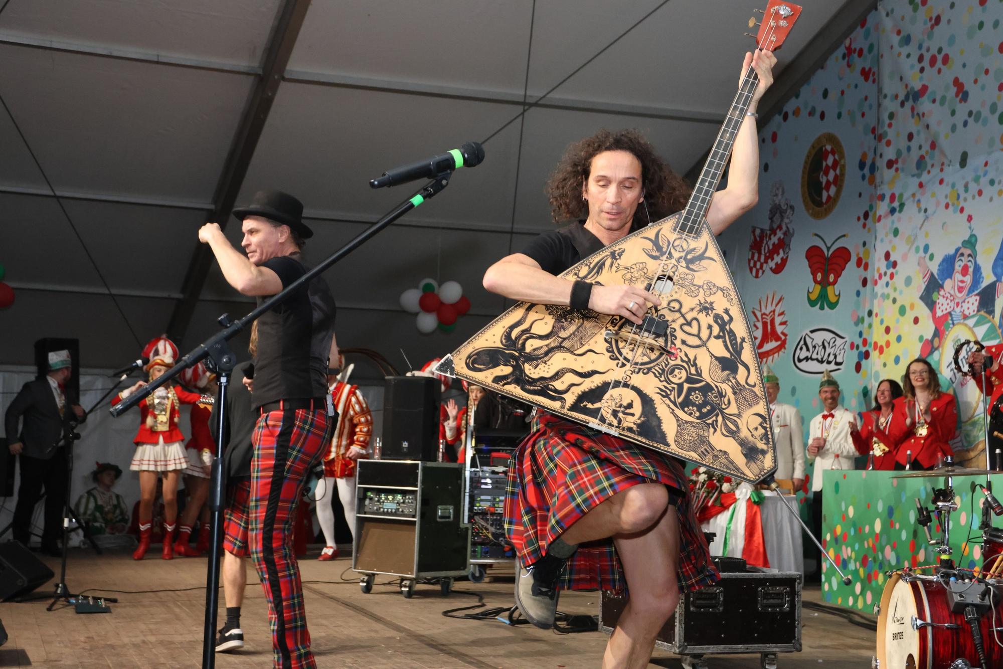 Die Musiker der Band Brings tanzen auf der Bühne.