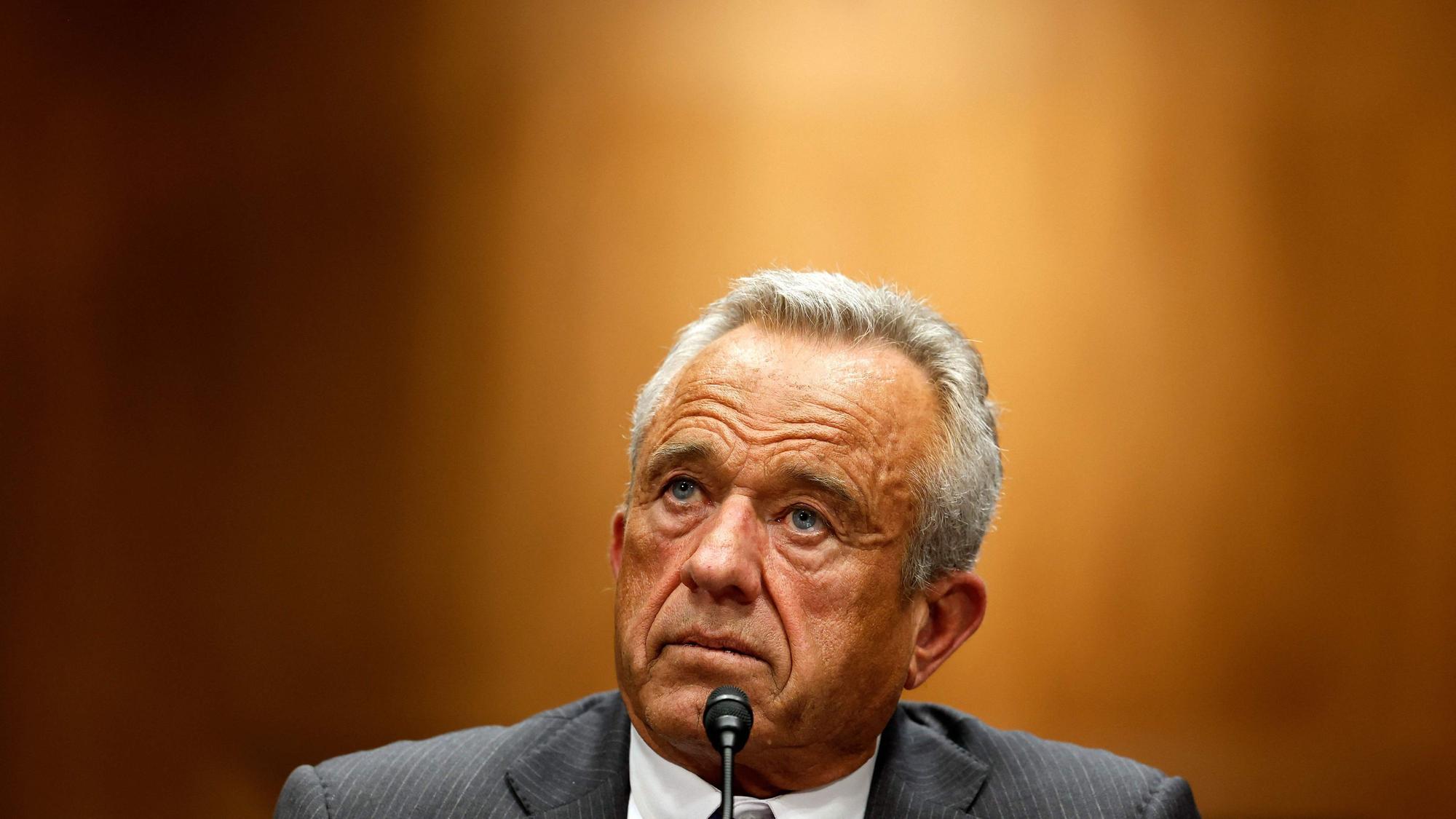 Portrait von Robert Kennedy, der hinter einem Mikrofon sitzt