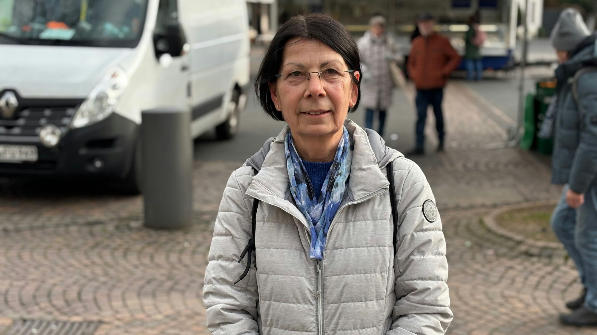 Eine ältere Frau in der Siegburger Fußgängerzone.