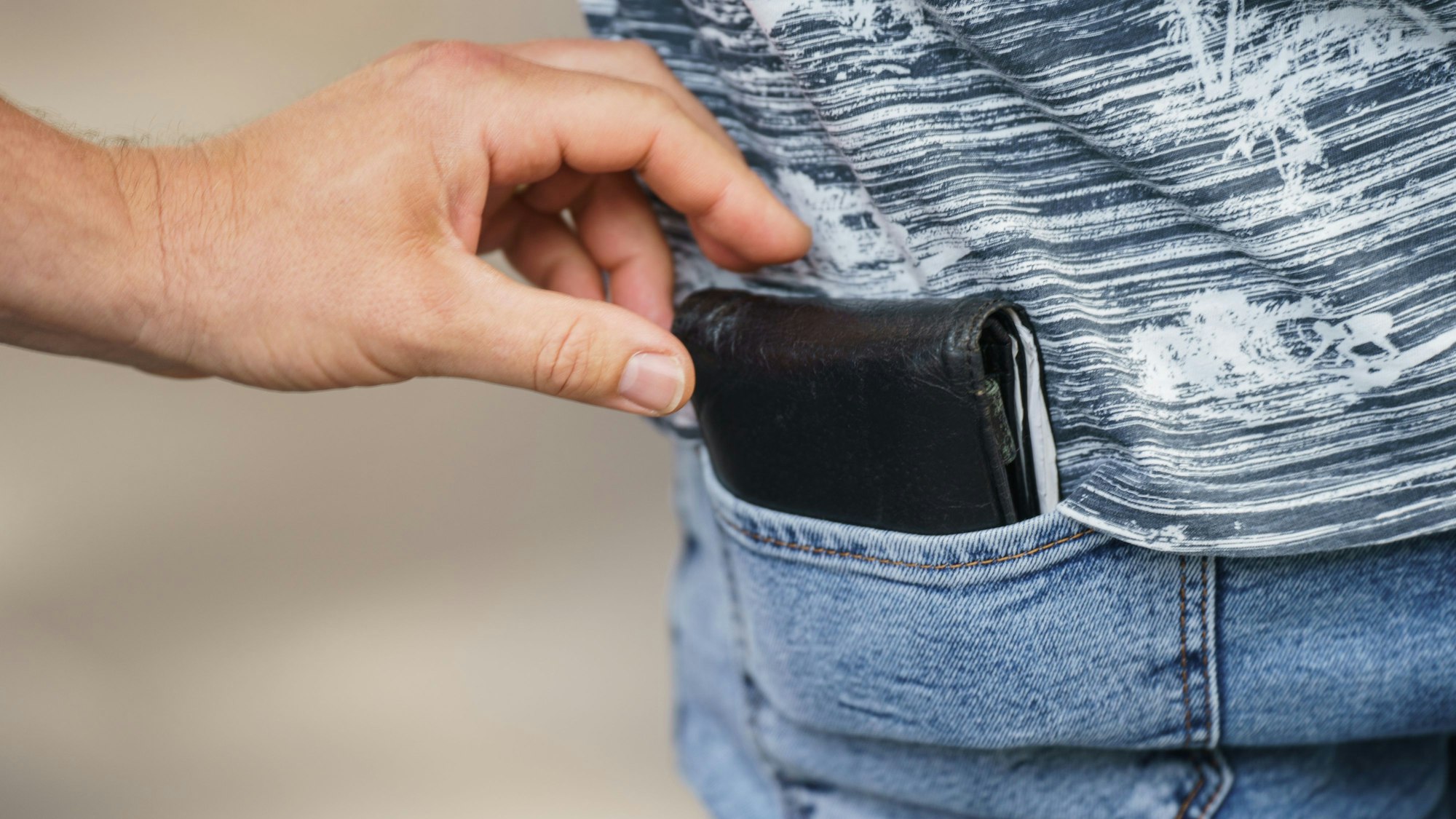 Der Diebstahl einer Geldbörse wird im Hauptbahnhof demonstriert. Die Kriminalität nimmt nach Jahren des Rückgangs wieder zu, das wurde bei der Veröffentlichung der Polizeilichen Kriminalstatistik (PKS) am 30.03.2023 in Berlin deutlich. Ein Teil des Anstiegs hat mit gesetzlichen Änderungen zu tun. Auch der Wegfall der Corona-Maßnahmen spielt hier eine Rolle. Besonders stark war der Anstieg 2022 unter anderem bei Taschendiebstahl, Ladendiebstahl, Wohnungseinbrüchen, Wirtschaftskriminalität und bei den Raubdelikten. (zu dpa "Mehr Kriminalität: Beunruhigende Entwicklung bei Minderjährigen") +++ dpa-Bildfunk +++