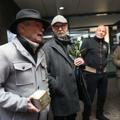 Stolpersteinverlegung für Trude Nohr an der Martinstraße 22: Ludger Nohr, Jost Rebentisch, Klaus Nierhoff und Barbara Münter