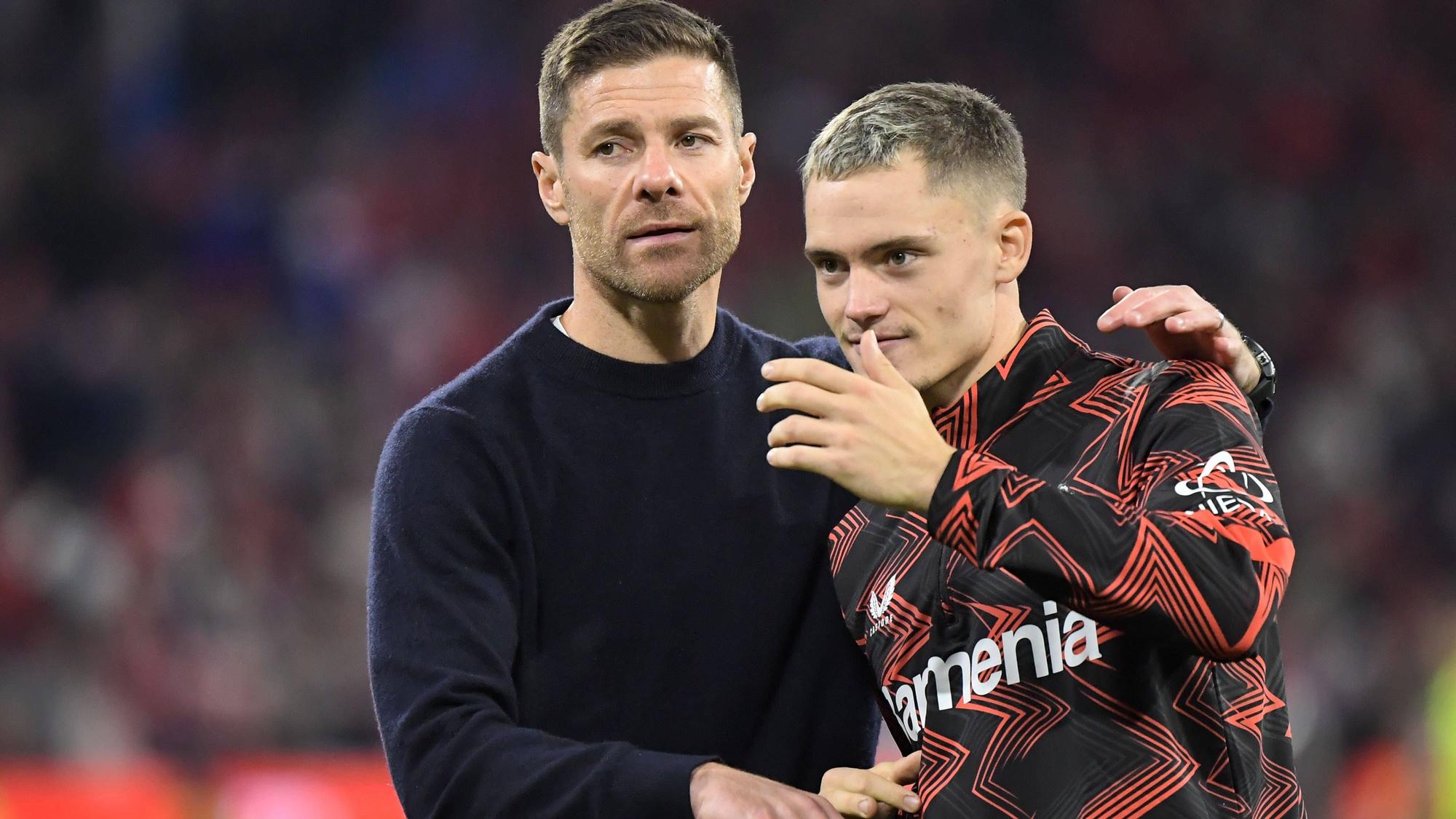Bayer-Cheftrainer Xabi Alonso steht mit Leverkusen-Star Florian Wirtz zusammen. Im Achtelfinale der Champions League wartet auf die beiden ein echter Brocken.