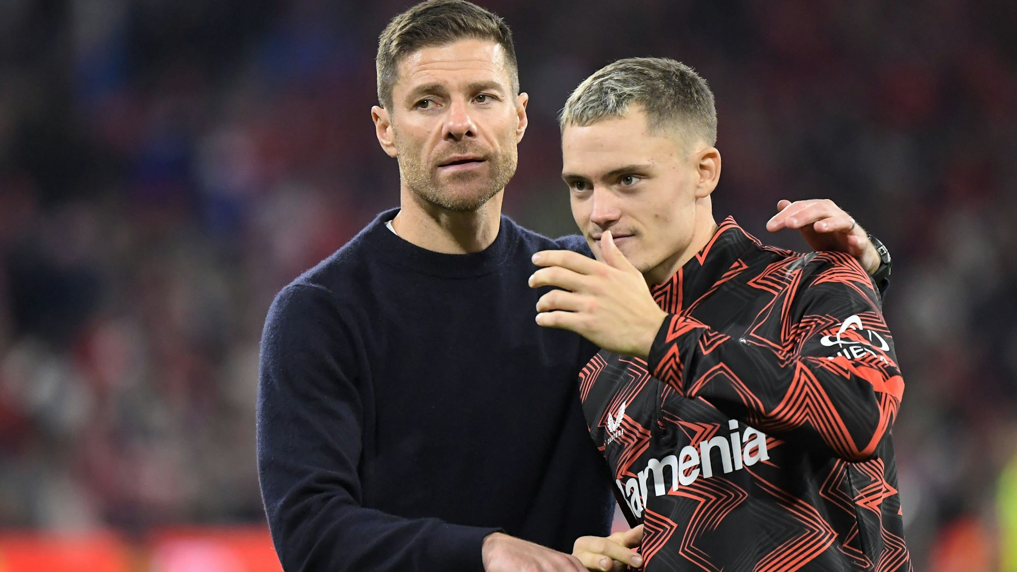 Bayer-Cheftrainer Xabi Alonso steht mit Leverkusen-Star Florian Wirtz zusammen. Im Achtelfinale der Champions League wartet auf die beiden ein echter Brocken.