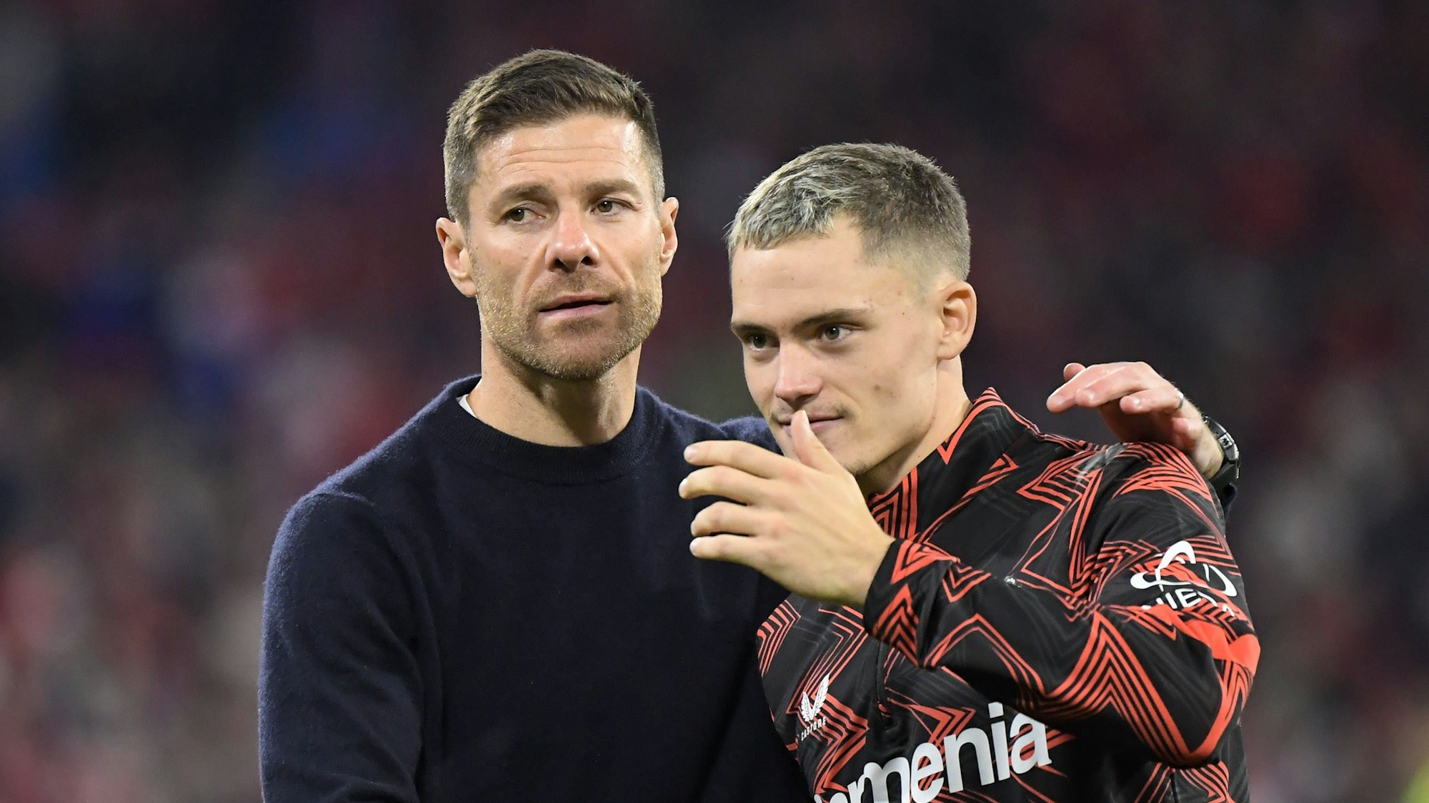 28.09.2024, xemx, Fussball 1.Bundesliga, FC Bayern Muenchen - Bayer 04 Leverkusen emspor, v.l. Mannschaft, Spieler, enttaeuscht, enttaeuscht schauend nach Spielende, dissapointed at the end of the match Cheftrainer Xabi Alonso Bayer 04 Leverkusen, Florian Wirtz Bayer 04 Leverkusen DFL/DFB REGULATIONS PROHIBIT ANY USE OF PHOTOGRAPHS as IMAGE SEQUENCES and/or QUASI-VIDEO Muenchen *** 28 09 2024, xemx, Fussball 1 Bundesliga, FC Bayern Muenchen Bayer 04 Leverkusen emspor, v l Mannschaft, Spieler, enttaeuscht, enttaeuschtend schauend nach Spielende, dissapointed at the end of the match head coach Xabi Alonso Bayer 04 Leverkusen , Florian Wirtz Bayer 04 Leverkusen DFL DFB REGULATIONS PROHIBIT ANY USE OF PHOTOGRAPHS as IMAGE SEQUENCES and or QUASI VIDEO Muenchen