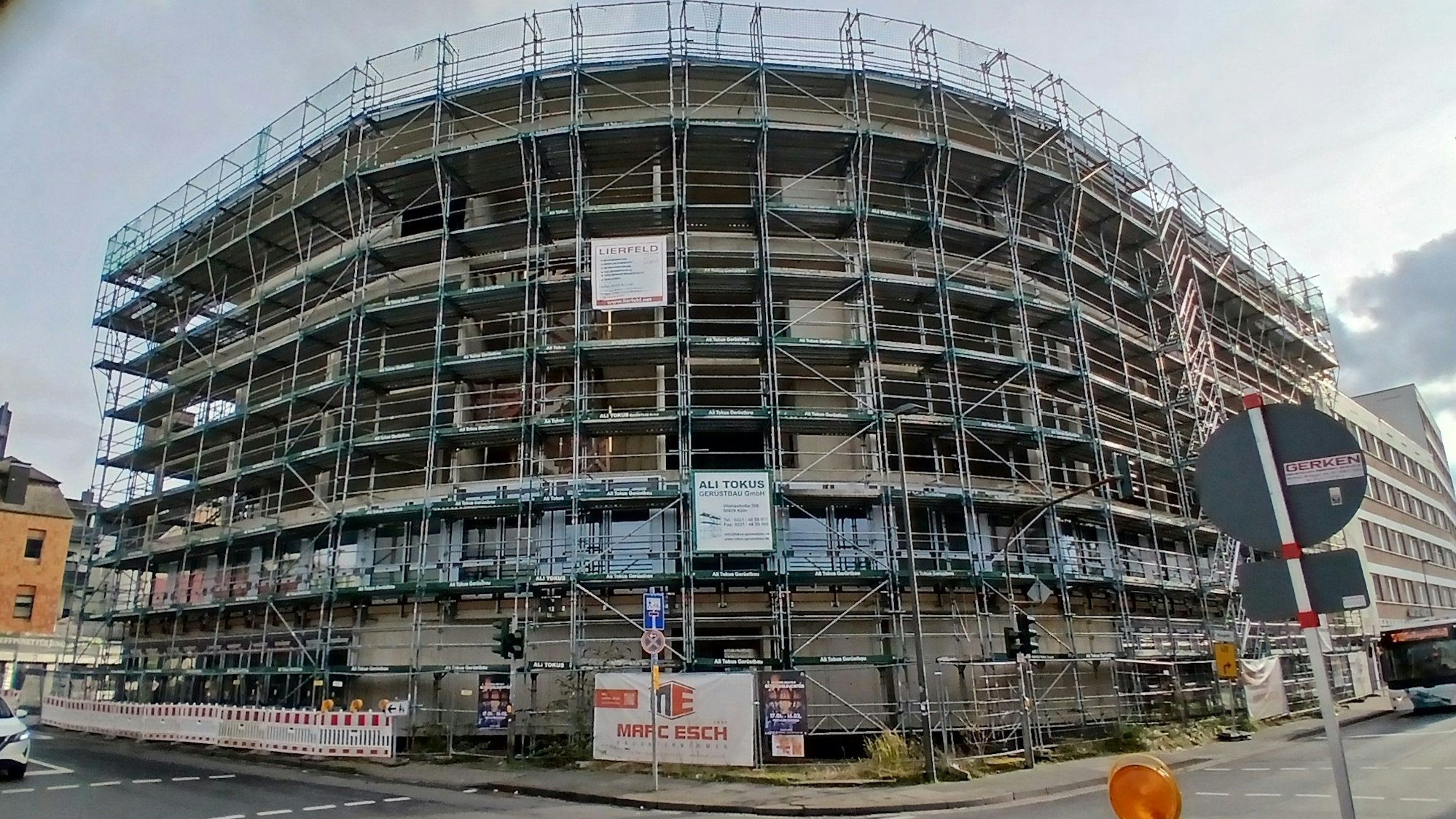 Eingerüsteter Neubau für ein großes Bürogebäude.
