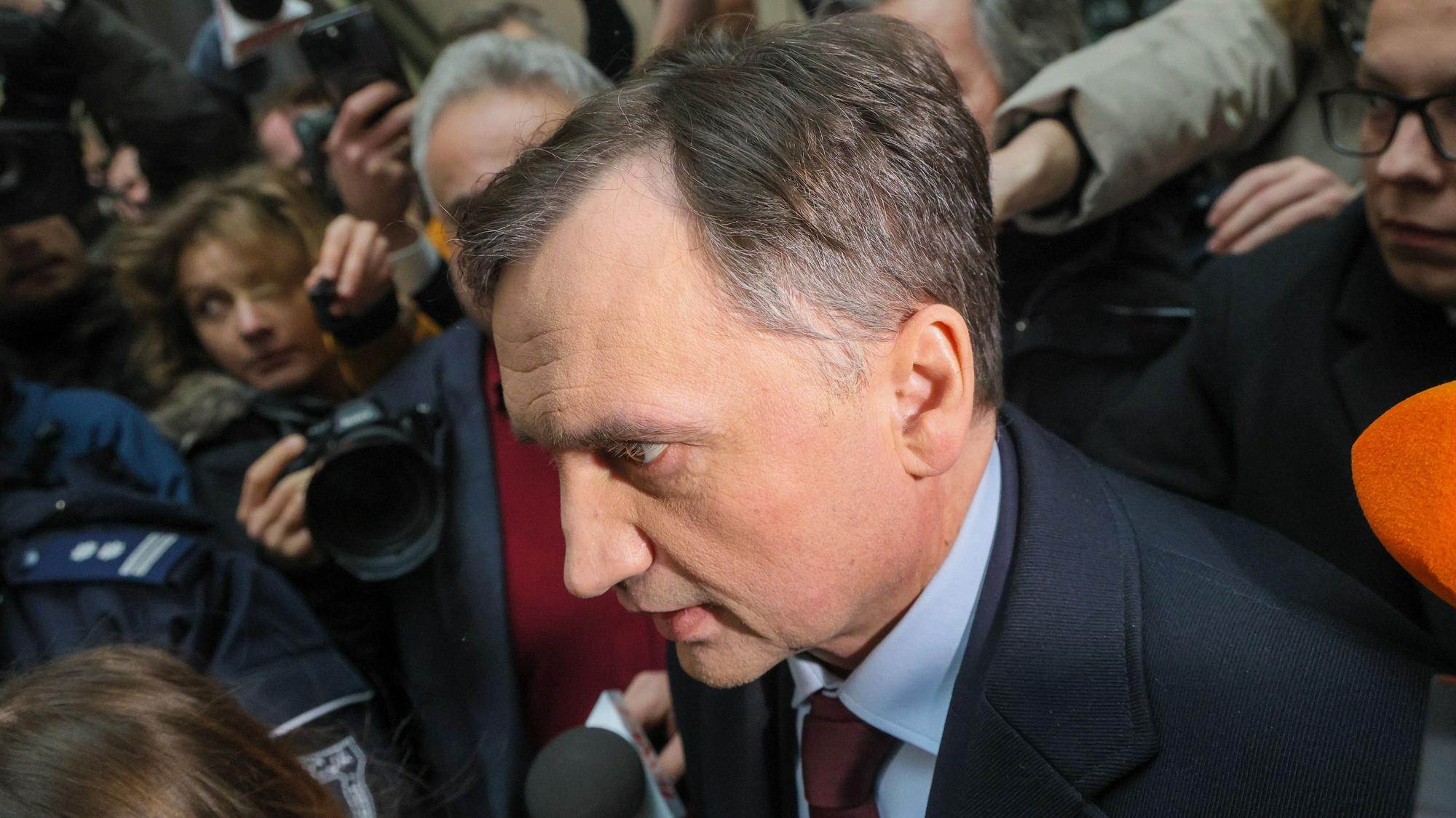 Der ehemalige Justizminister und Generalstaatsanwalt und jetzige Abgeordnete der Oppositionspartei Recht und Gerechtigkeit, Zbigniew Ziobro, beim Verlassen des "Republika"-Fernsehstudios.