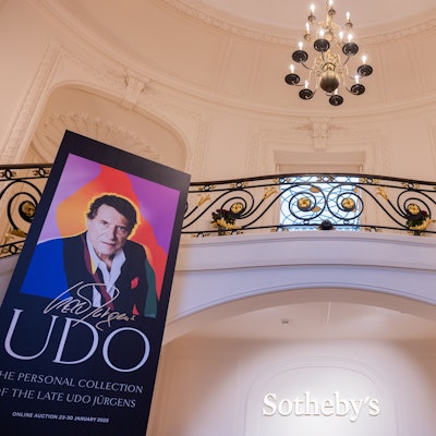 Aufsteller, die den Entertainer Udo Jürgens zeigen, stehen im Auktionshaus Sotheby's.