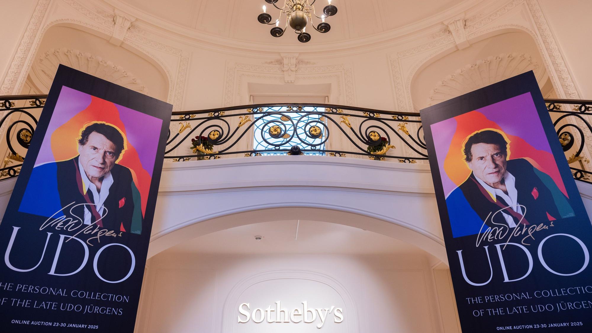 Aufsteller, die den Entertainer Udo Jürgens zeigen, stehen im Auktionshaus Sotheby's.
