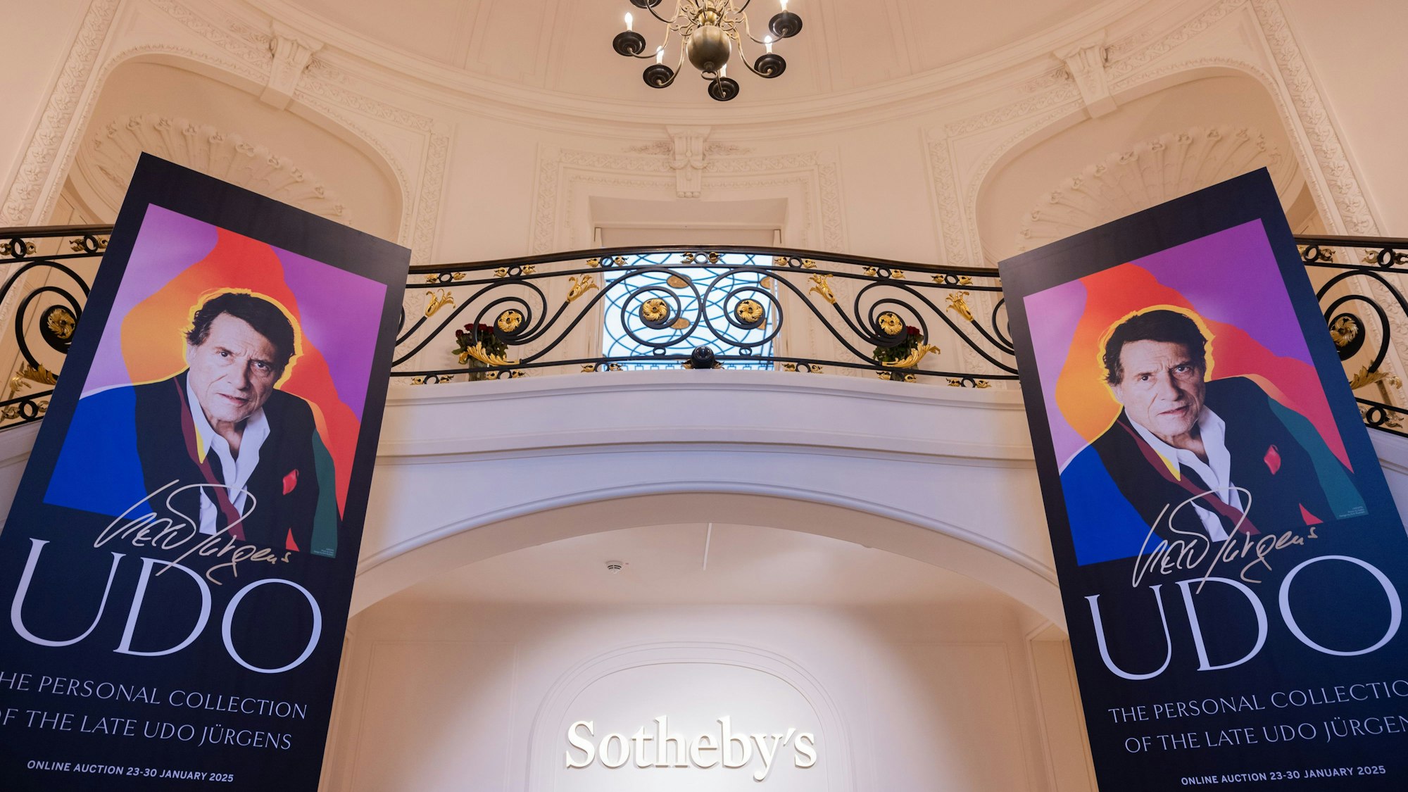 Aufsteller, die den Entertainer Udo Jürgens zeigen, stehen im Auktionshaus Sotheby's.
