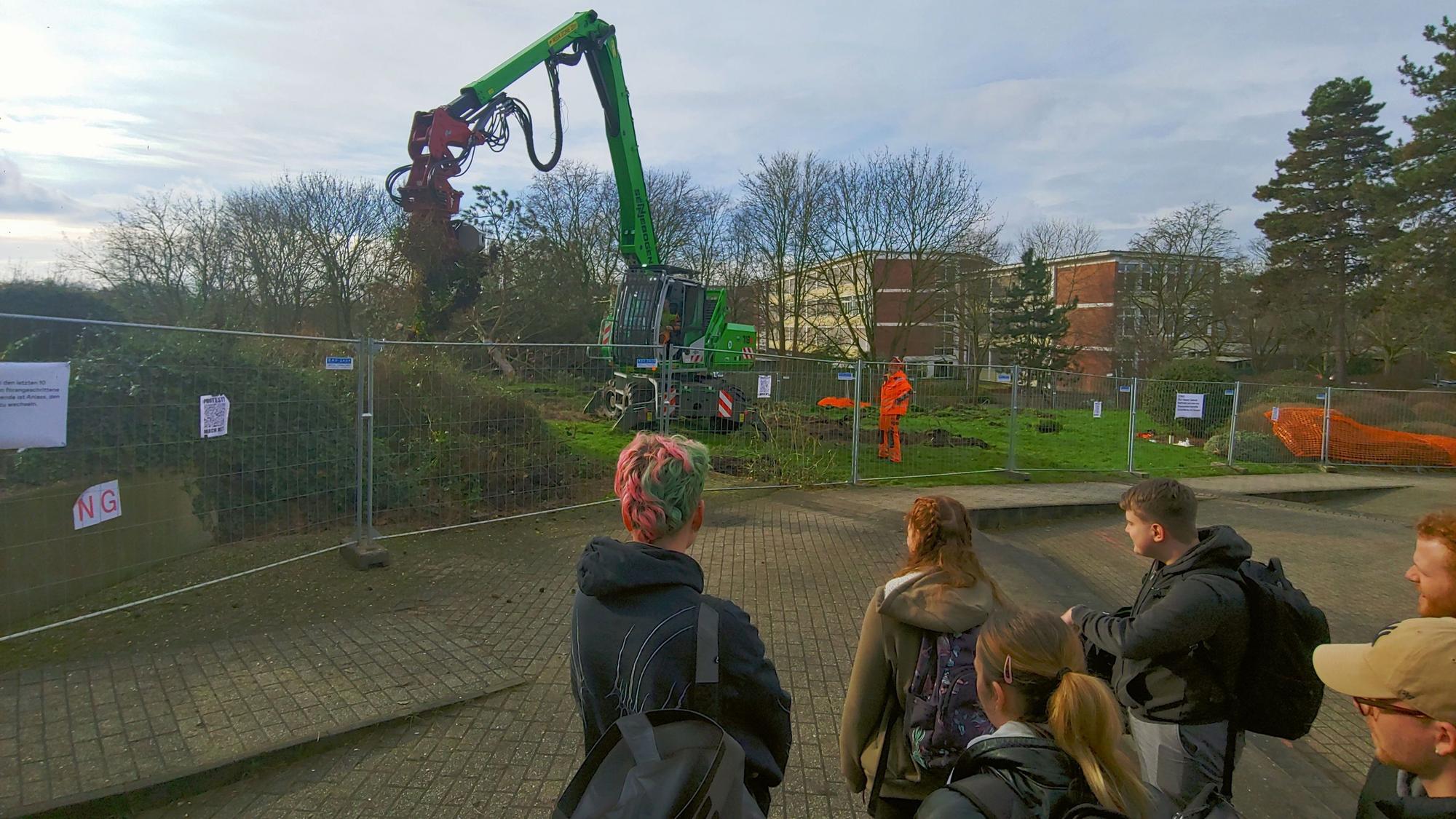 Auf dem Campus der TH Deutz haben die Umbauarbeiten mit Fällungen der ersten Bäume begonnen.