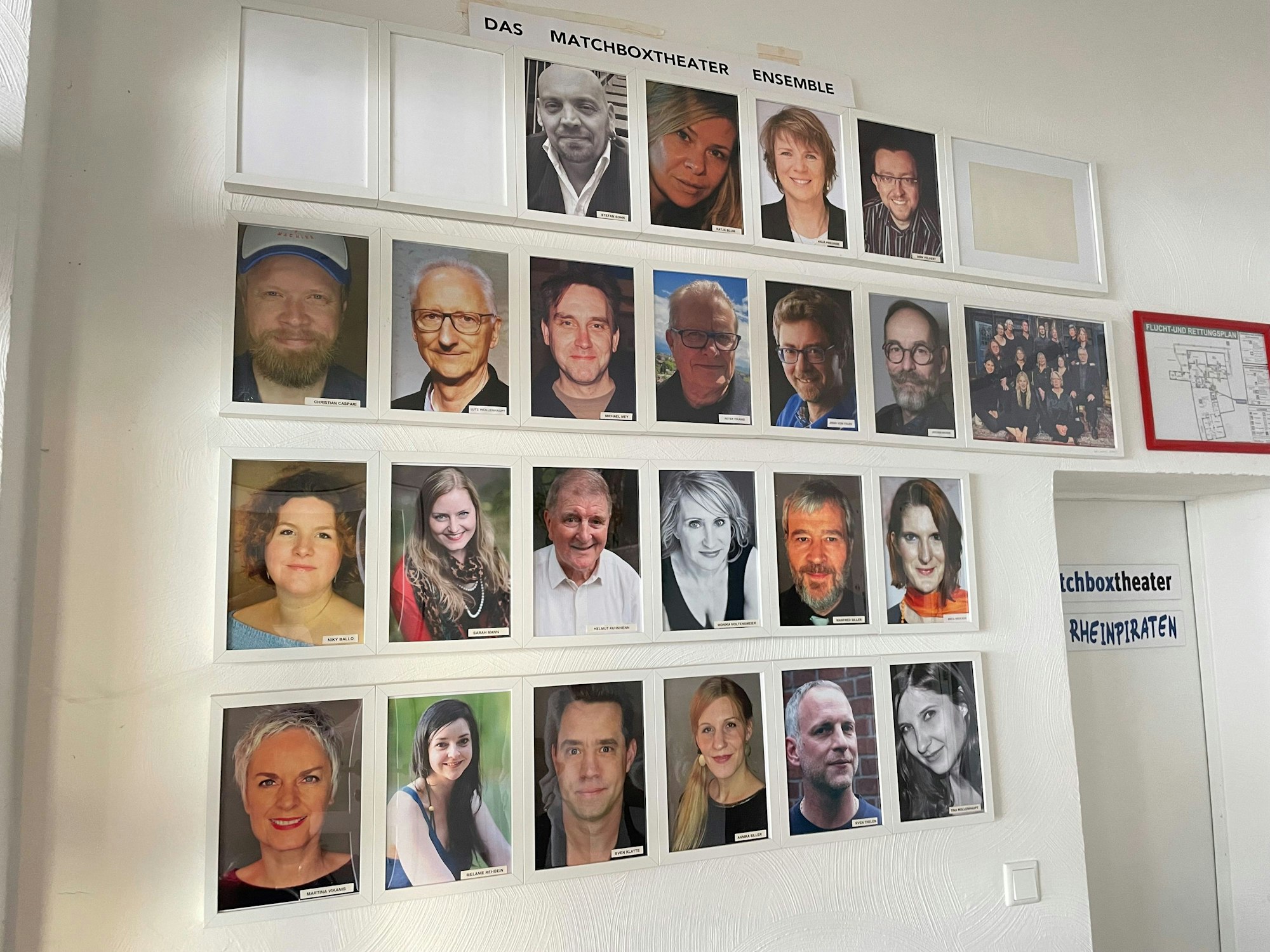 Auf einer Wand ist das aktuelle Matchbox-Ensemble abgebildet.