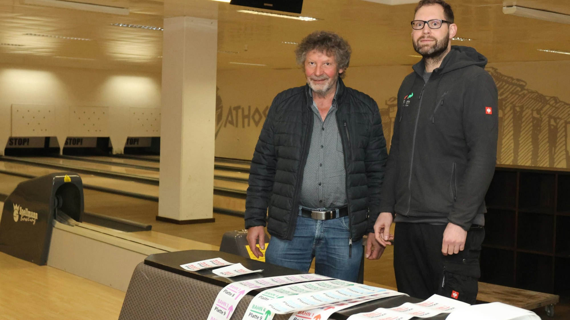 Eigentümer Bernd Roth (links) und sein Sohn Markus haben die Groß-Immobilie an der Brölbahnstraße mitten in Waldbröl verkauft, unter dem Dach sind auch ein Restaurant und acht Bowlingbahnen, die zuvor zum griechischen Restaurant „Athos“ gehörten. Auf dem Foto stehen die beiden Männer im Bowlingsaal.
