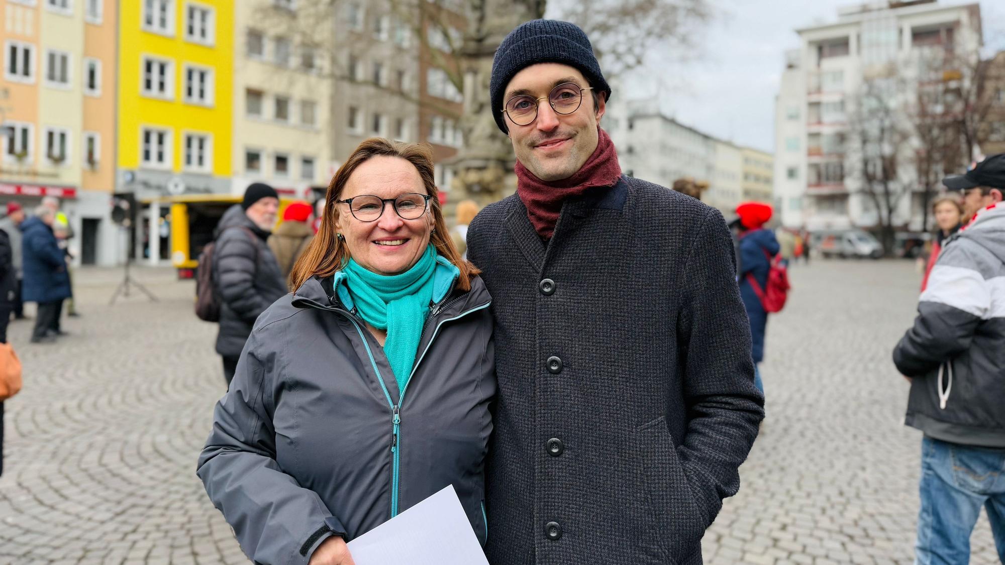 Christopher Annen, Gitarrist von der Band AnnenMayKantereit, mit Brigitta von Bülow, Bürgermeisterin der Stadt Köln und Vertreterin von „Köln stellt sich quer“