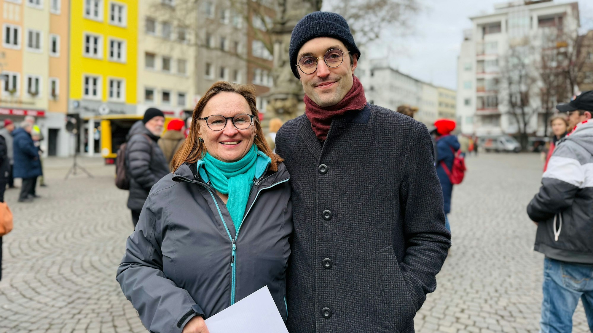Christopher Annen, Gitarrist von der Band AnnenMayKantereit, mit Brigitta von Bülow, Bürgermeisterin der Stadt Köln und Vertreterin von „Köln stellt sich quer“