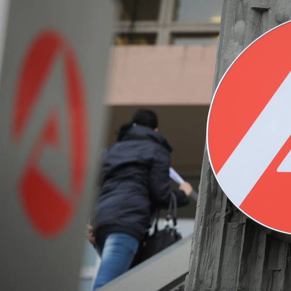Eine Frau ist in Wiesbaden (Hessen) auf dem Weg zur Agentur für Arbeit.