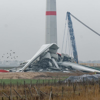Ein zusammengebrochenes Windkraftrad.