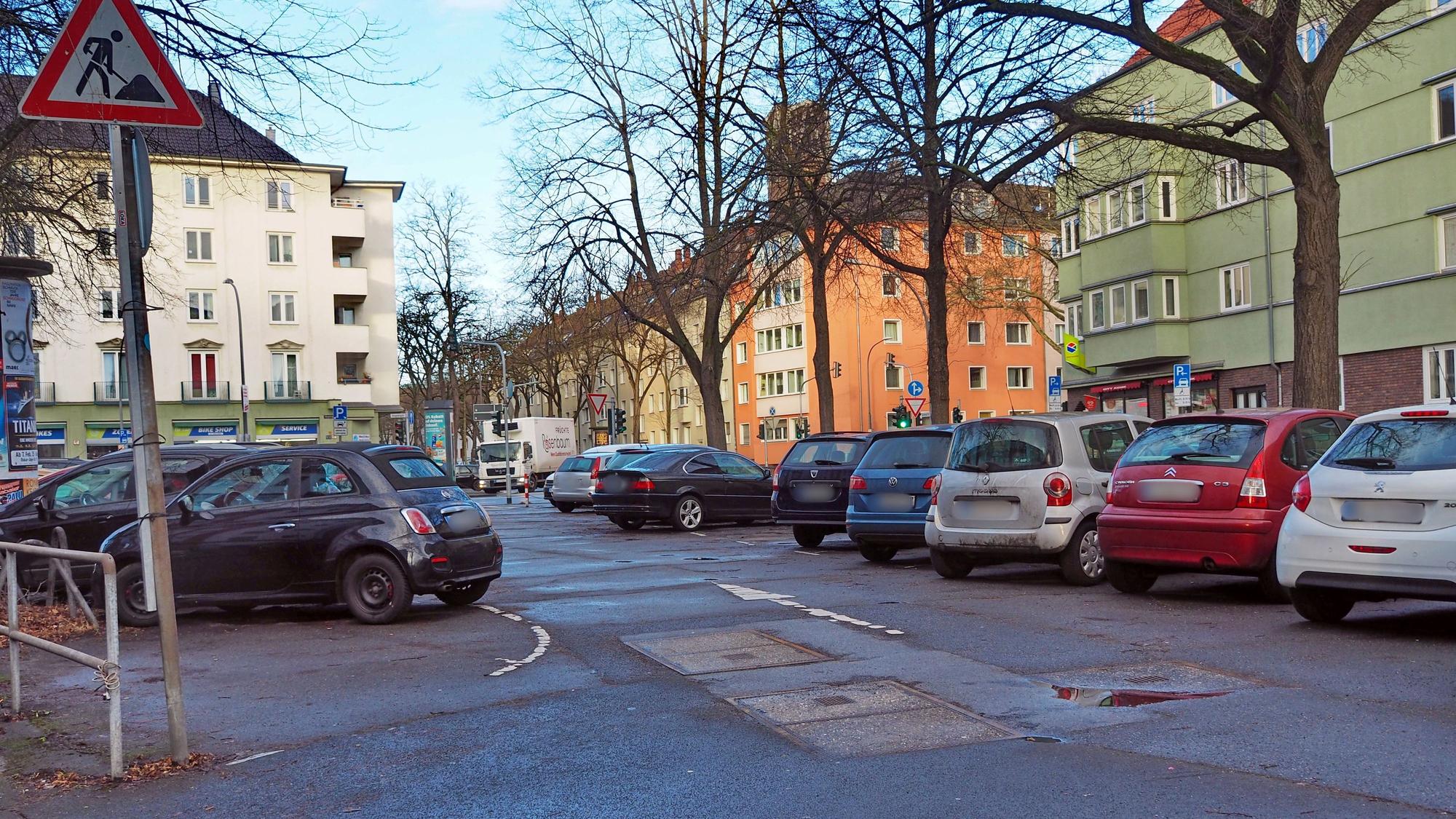 Parkende Autos auf einem Parkplatz auf der Kierberger Straße in Zollstock