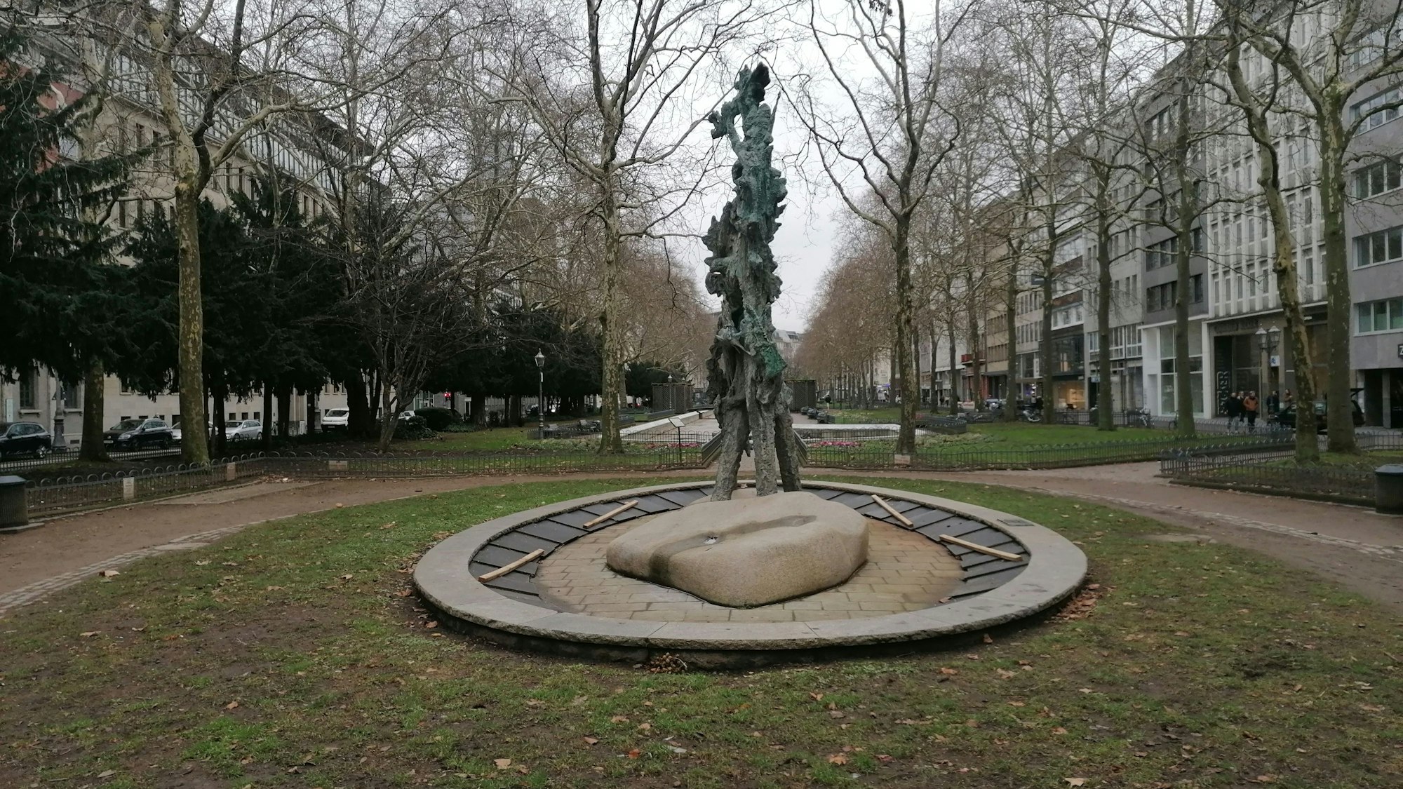 Zu sehen ist ein von Elisabeth Baumeister-Bühler gestalteter Brunnen am Kaiser-Wilhelm-Ring heute.
