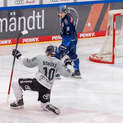 Justin Schütz bejubelt seinen Führungstreffer für die Kölner Haie nach nur 20 Sekunden Spielzeit.