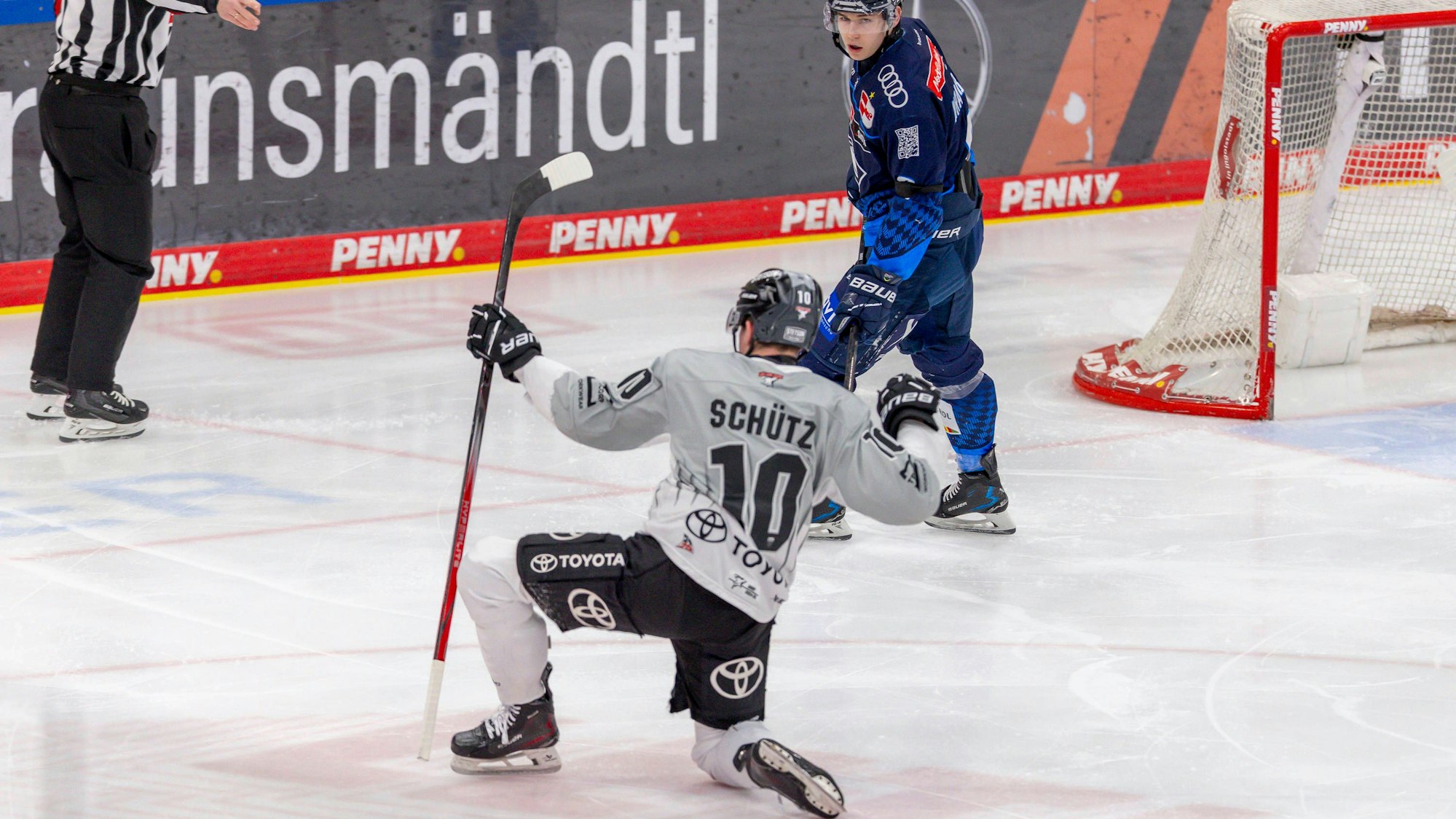 Justin Schütz bejubelt seinen Führungstreffer für die Kölner Haie nach nur 20 Sekunden Spielzeit.