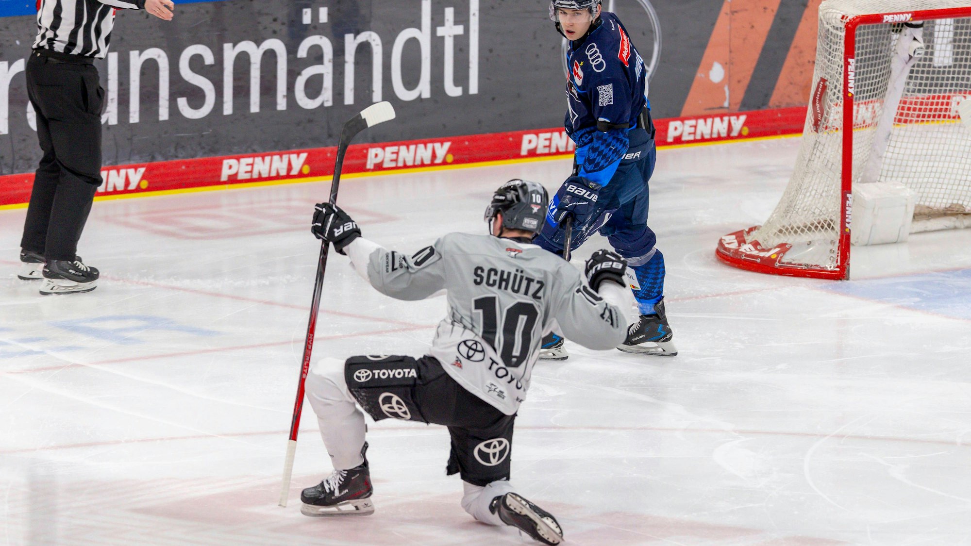 Justin Schütz bejubelt seinen Führungstreffer für die Kölner Haie nach nur 20 Sekunden Spielzeit.