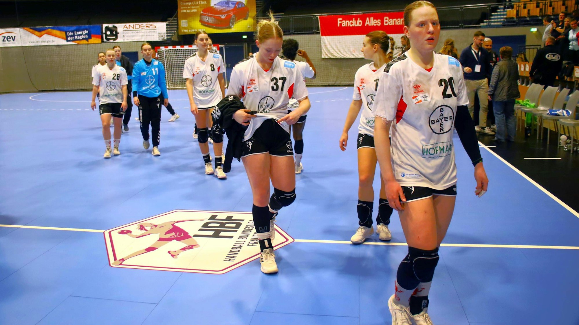 Enttäuschung nach dem Schlusspfiff bei den Leverkusener Spielerinnen, vorn Pia Terfloth Handball Frauen 1.Bundesliga 2024/25 BSV Sachsen Zwickau - Bayer Leverkusen 27:26 am 29.1.2025 BSV Sachsen Zwickau - Bayer 04 Leverkusen *** Disappointment among the Leverkusen players after the final whistle, in front Pia Terfloth Handball Women 1 Bundesliga 2024 25 BSV Sachsen Zwickau Bayer Leverkusen 27 26 am 29 1 2025 BSV Sachsen Zwickau Bayer 04 Leverkusen