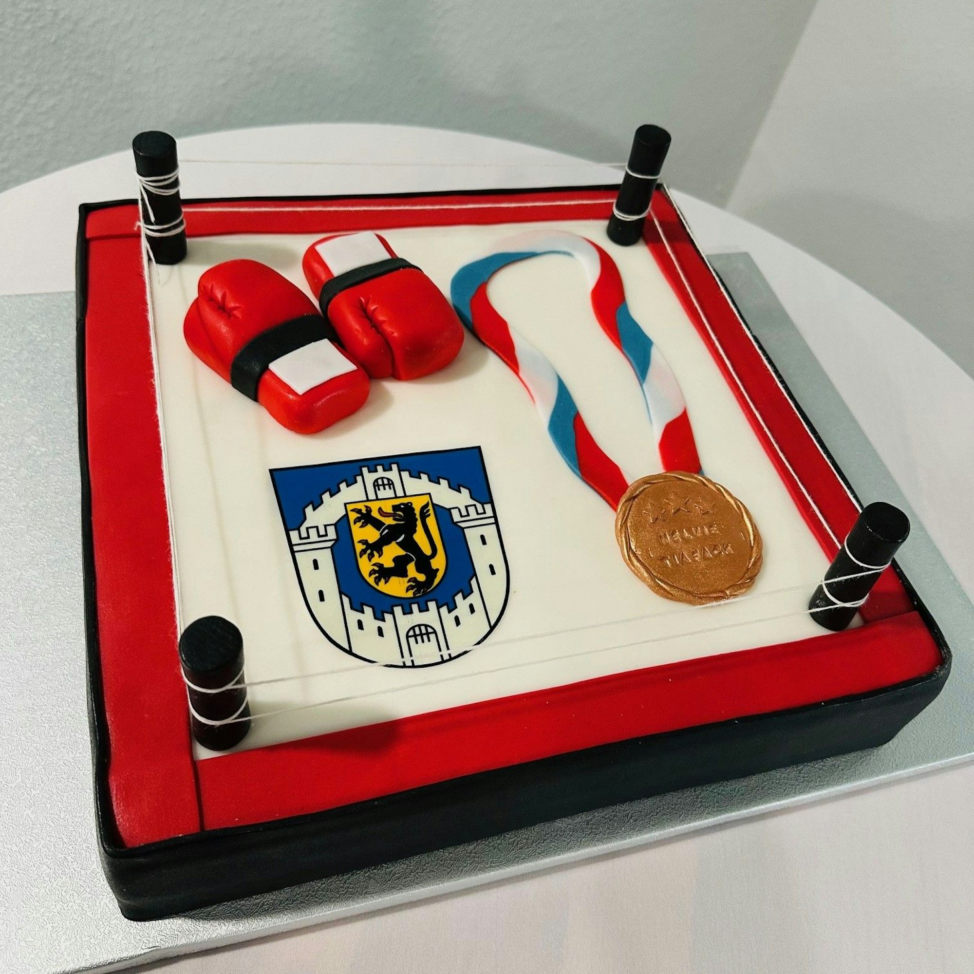 Diese Torte erhielt Nelvie Tiafack als Geschenk.