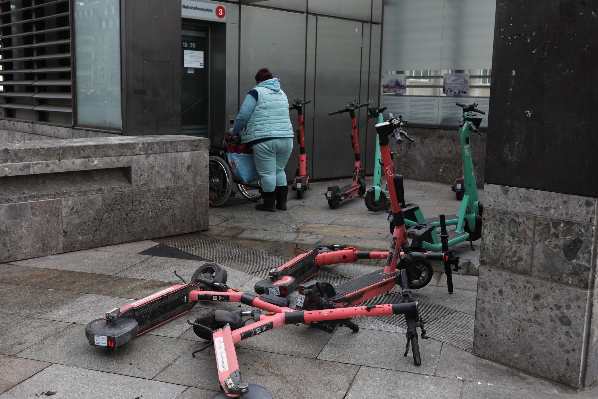 E-Roller blockieren den Zugang zum Aufzug an er Dom-Treppe.