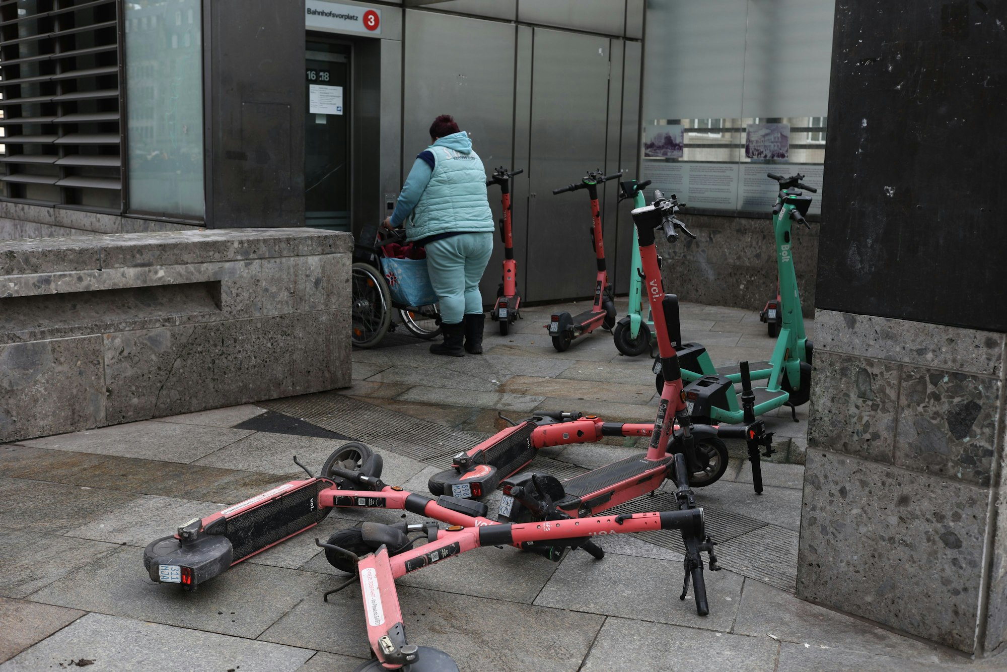 E-Roller blockieren den Zugang zum Aufzug an er Dom-Treppe.