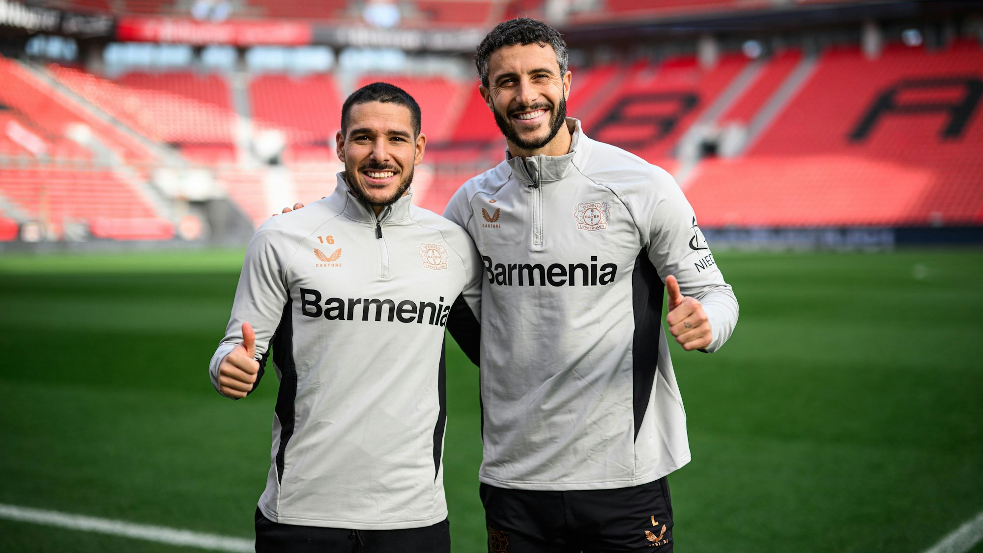 Leverkusens Neuzugänge Emiliano Buendia (links) und Mario Hermoso auf dem Rasen der Bay-Arena