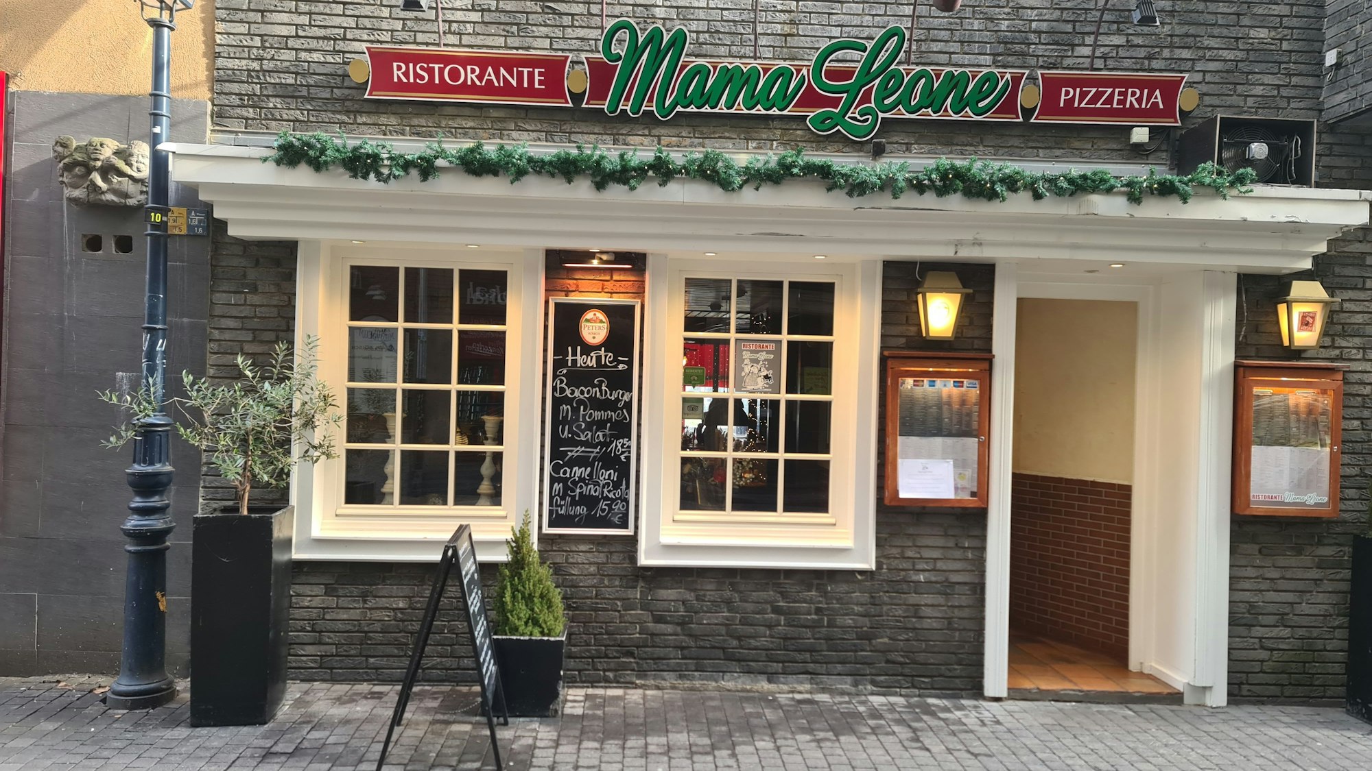 Zu sehen ist das Restaurant Mama Leone in der Vorderansicht.