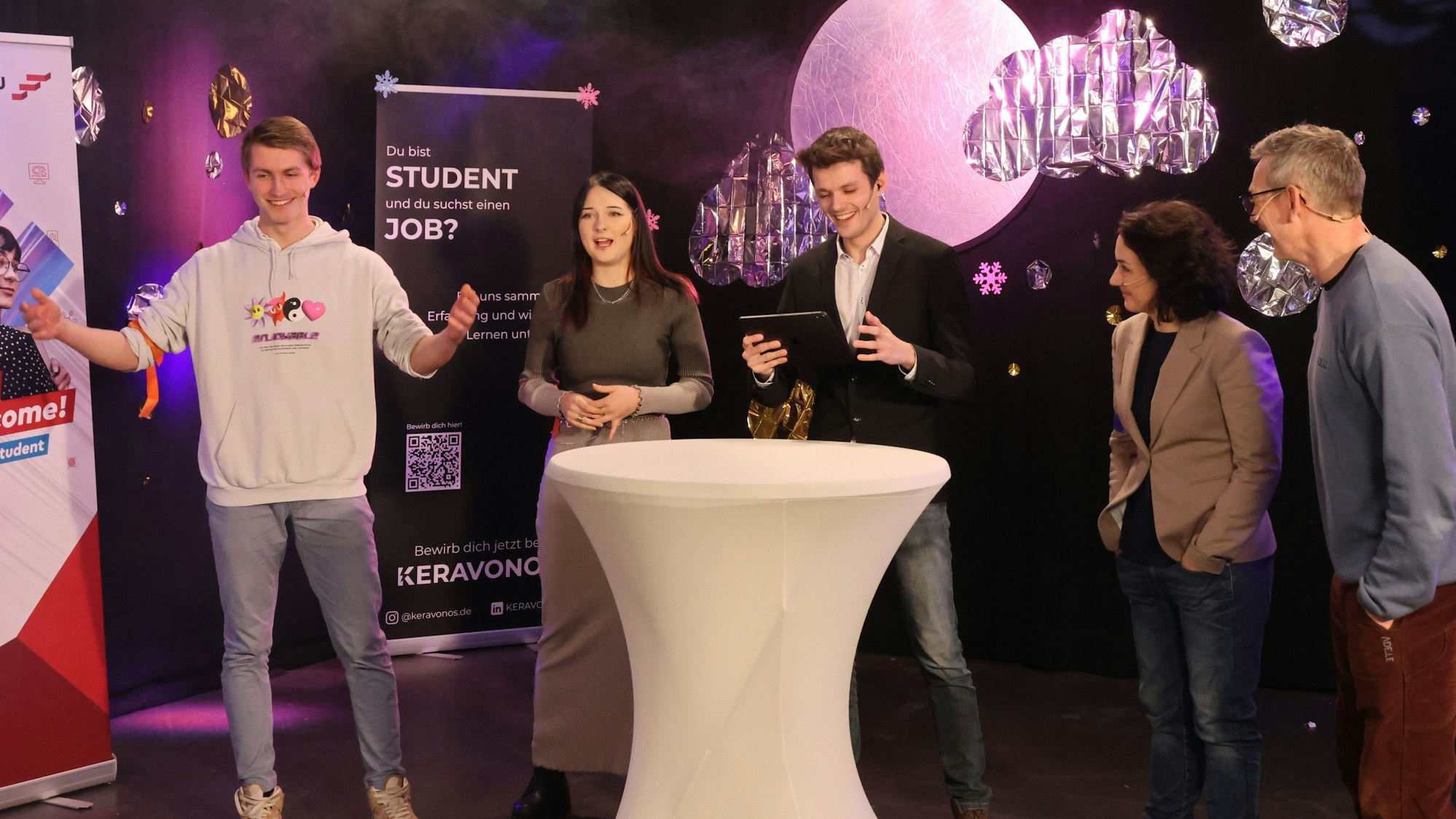 Julius Anhalt (Mitte) ist einer der Moderator, die auf dem Campus Gummersbach durch die Quiz-Show führen.