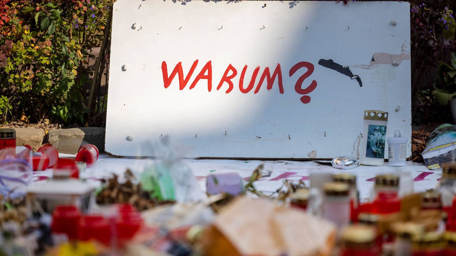 Ein Schild mit der Aufschrift: „Warum?“ war am Gedenkort unweit des Tatorts in Solingen zu sehen.