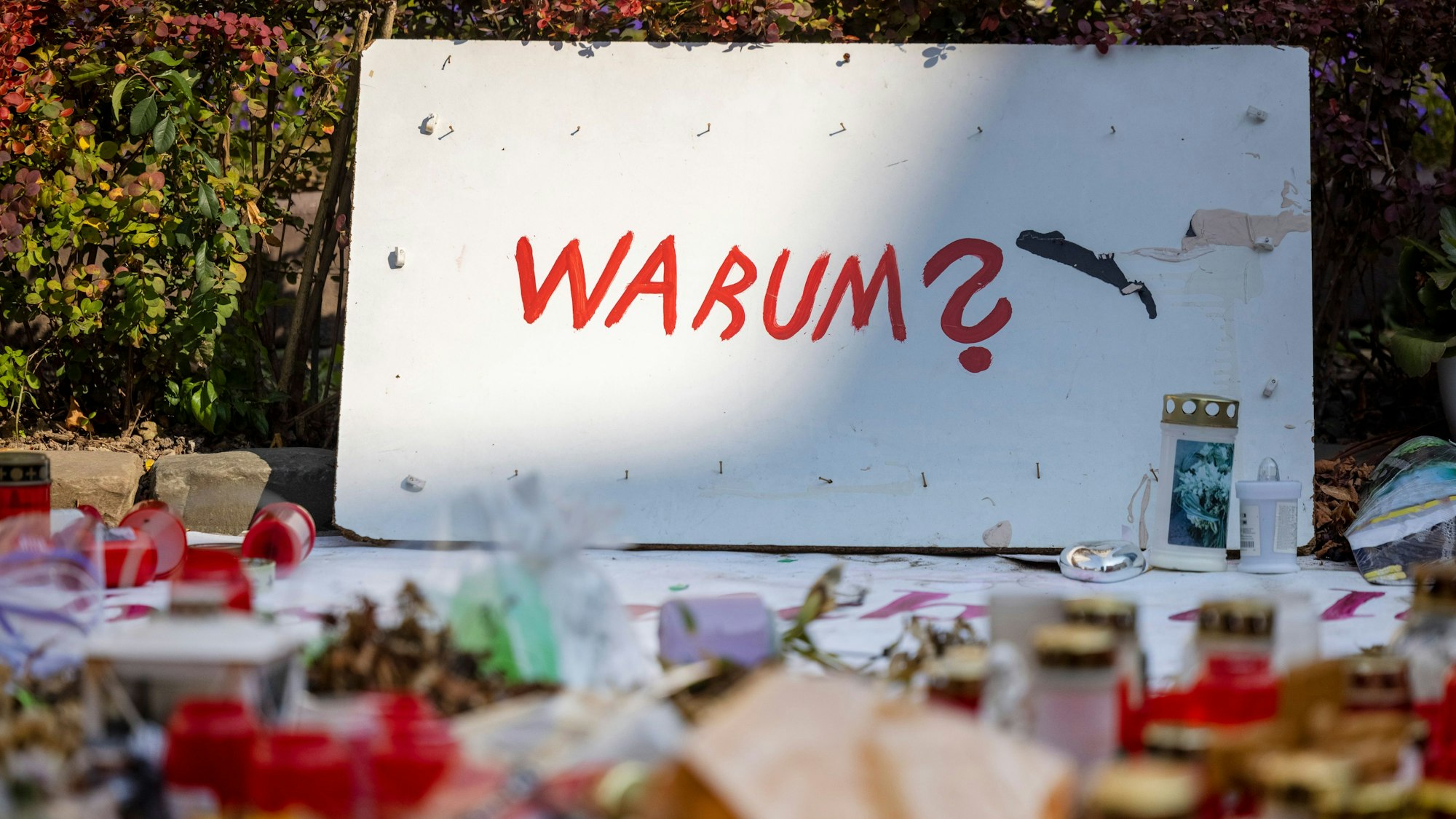 Ein Schild mit der Aufschrift: „Warum?“ war am Gedenkort unweit des Tatorts in Solingen zu sehen.