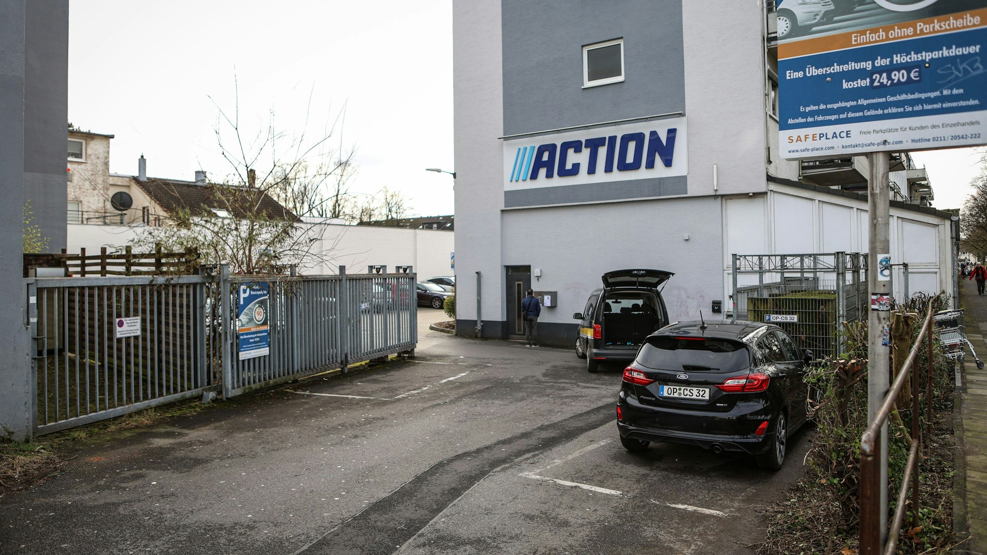 Einfahrt zum Händler „Action“ unweit des Berliner Platzes in Opladen