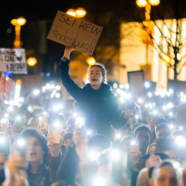 Eine Teilnehmerin hält bei einer Kundgebung gegen die Migrationspläne von Union und AfD vor dem Konrad-Adenauer-Haus ein Plakat. Mehrere Tausend Menschen demonstrierten am Donnerstagabend vor der CDU-Bundesgeschäftsstelle.