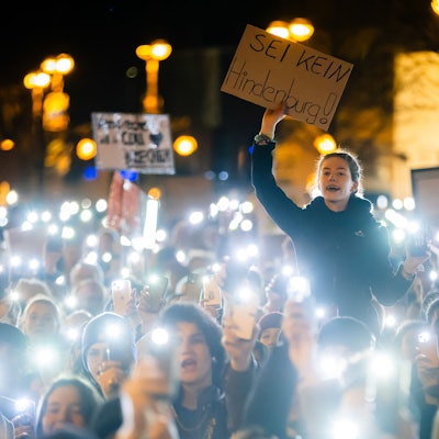 Eine Teilnehmerin hält bei einer Kundgebung gegen die Migrationspläne von Union und AfD vor dem Konrad-Adenauer-Haus ein Plakat. Mehrere Tausend Menschen demonstrierten am Donnerstagabend vor der CDU-Bundesgeschäftsstelle.