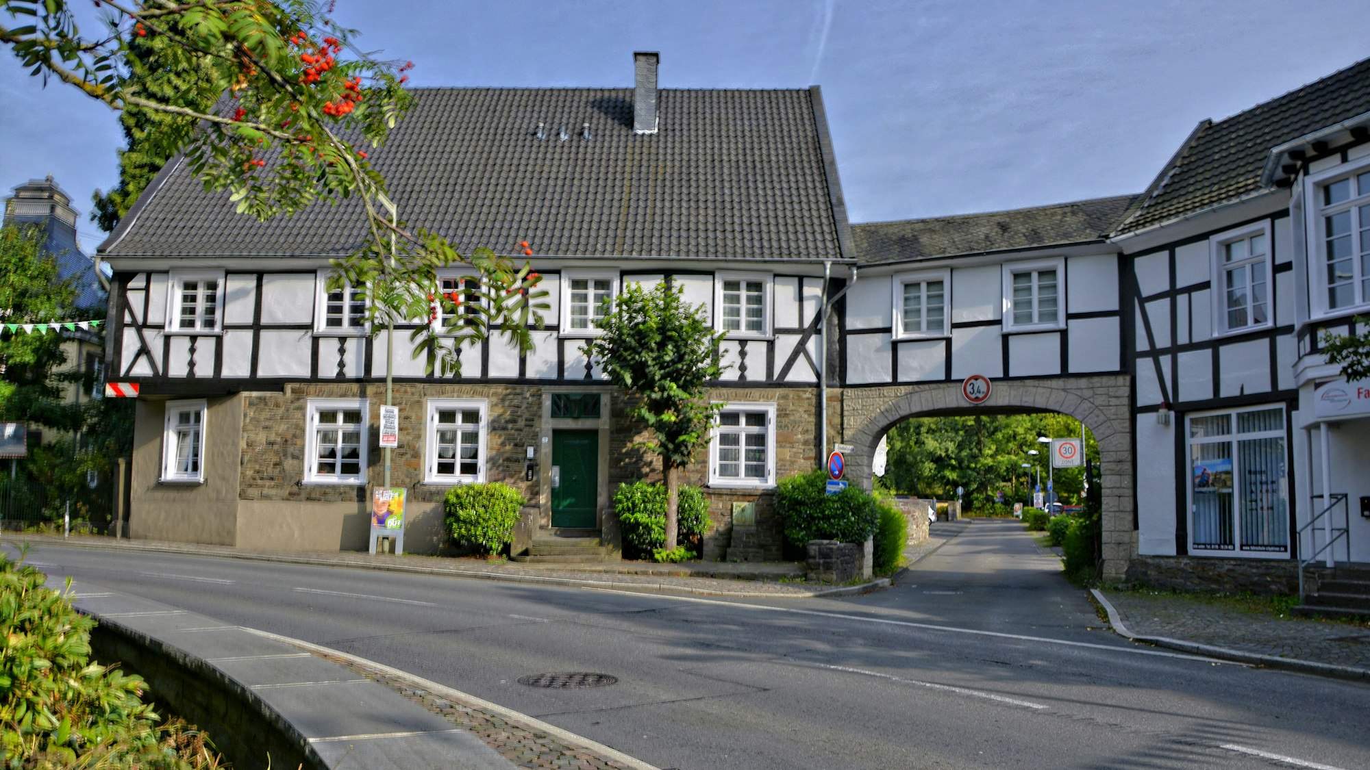 Das sogenannte Millionentor in Ründeroth: Die Fachwerkhäuser bilden um die Straße eine Durchfahrt. Der Name rührt von den Baukosten, die in der Inflationszeit in die Millionen gingen.